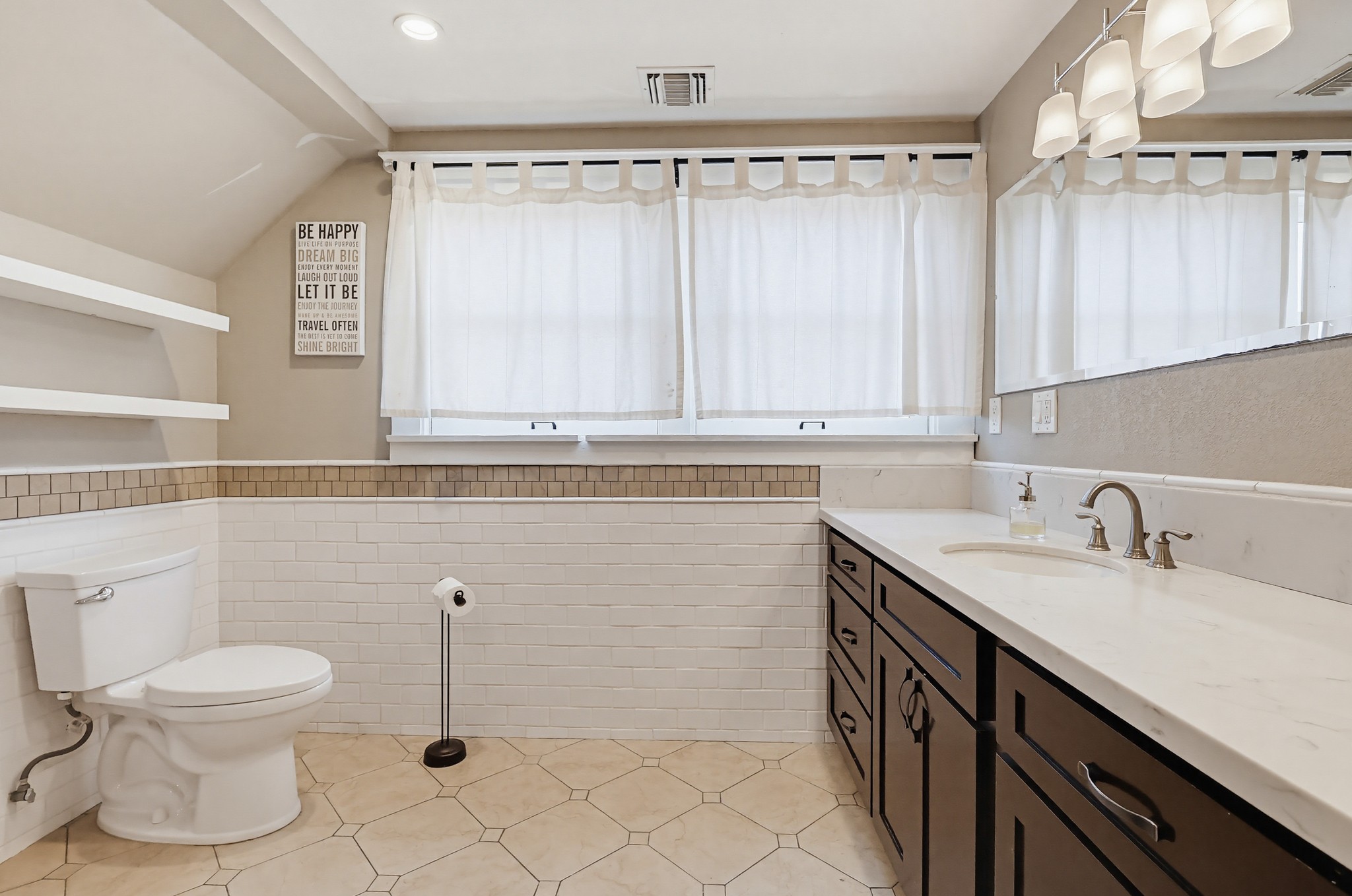 Virtual tour photo 41 of 52 for 1130 E Appleton St