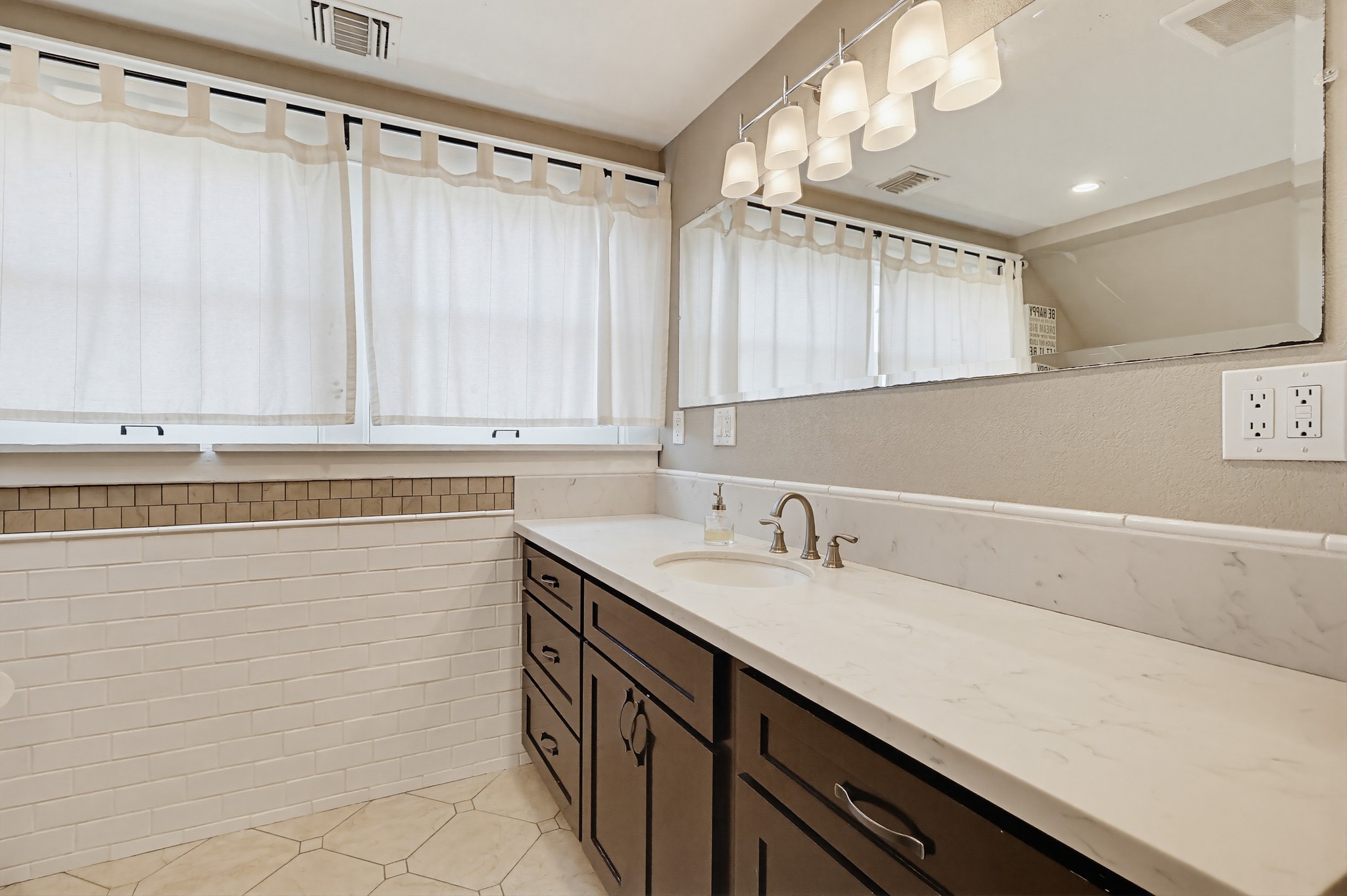 Virtual tour photo 42 of 52 for 1130 E Appleton St