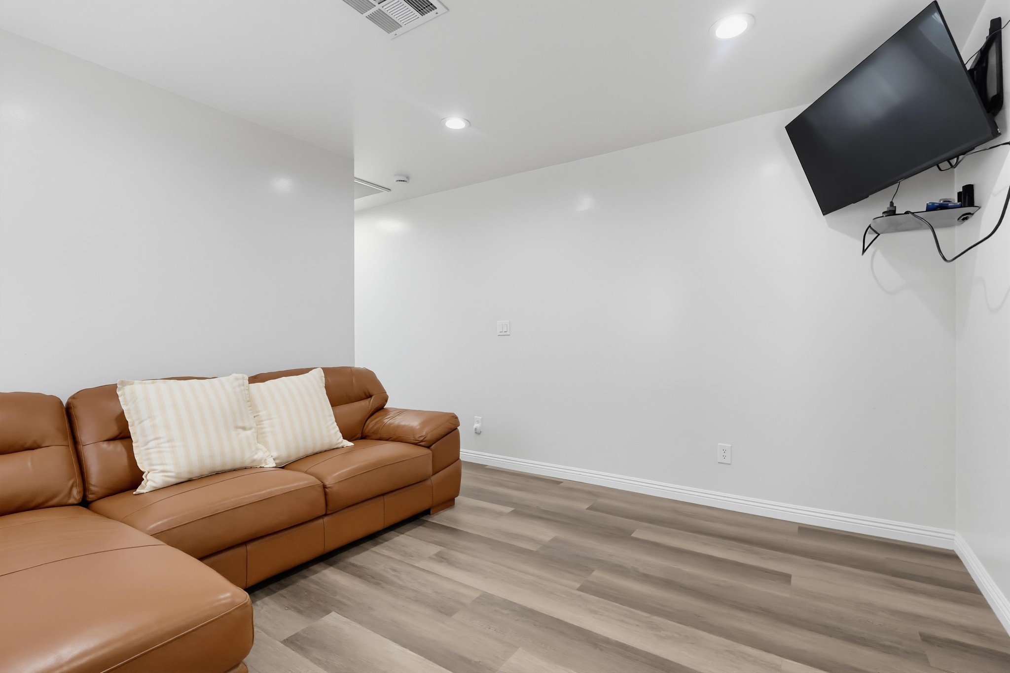 Virtual tour photo 6 of 79 for 11456 Mclaren St