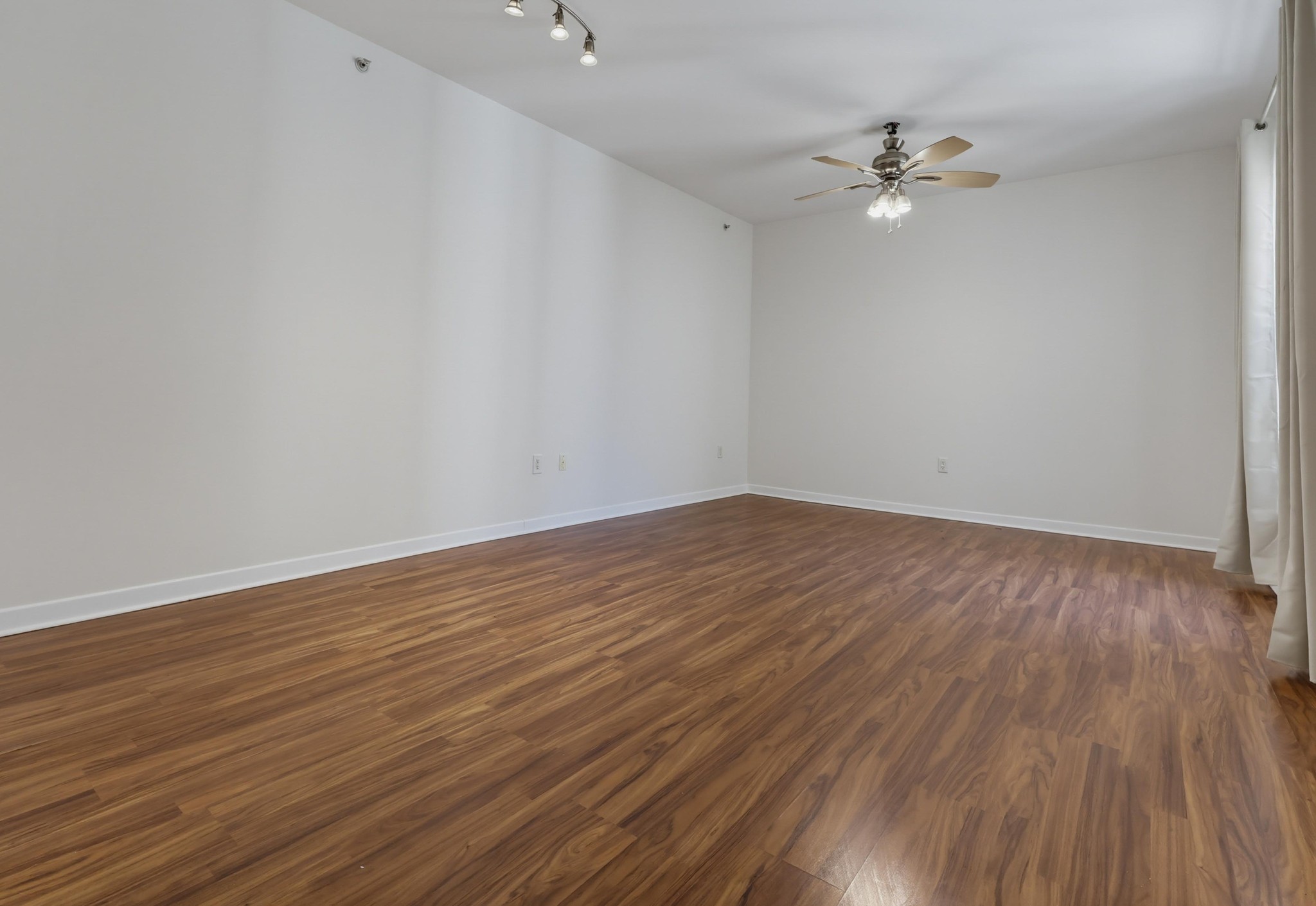 Virtual tour photo 13 of 35 for 1150 J St Unit 513