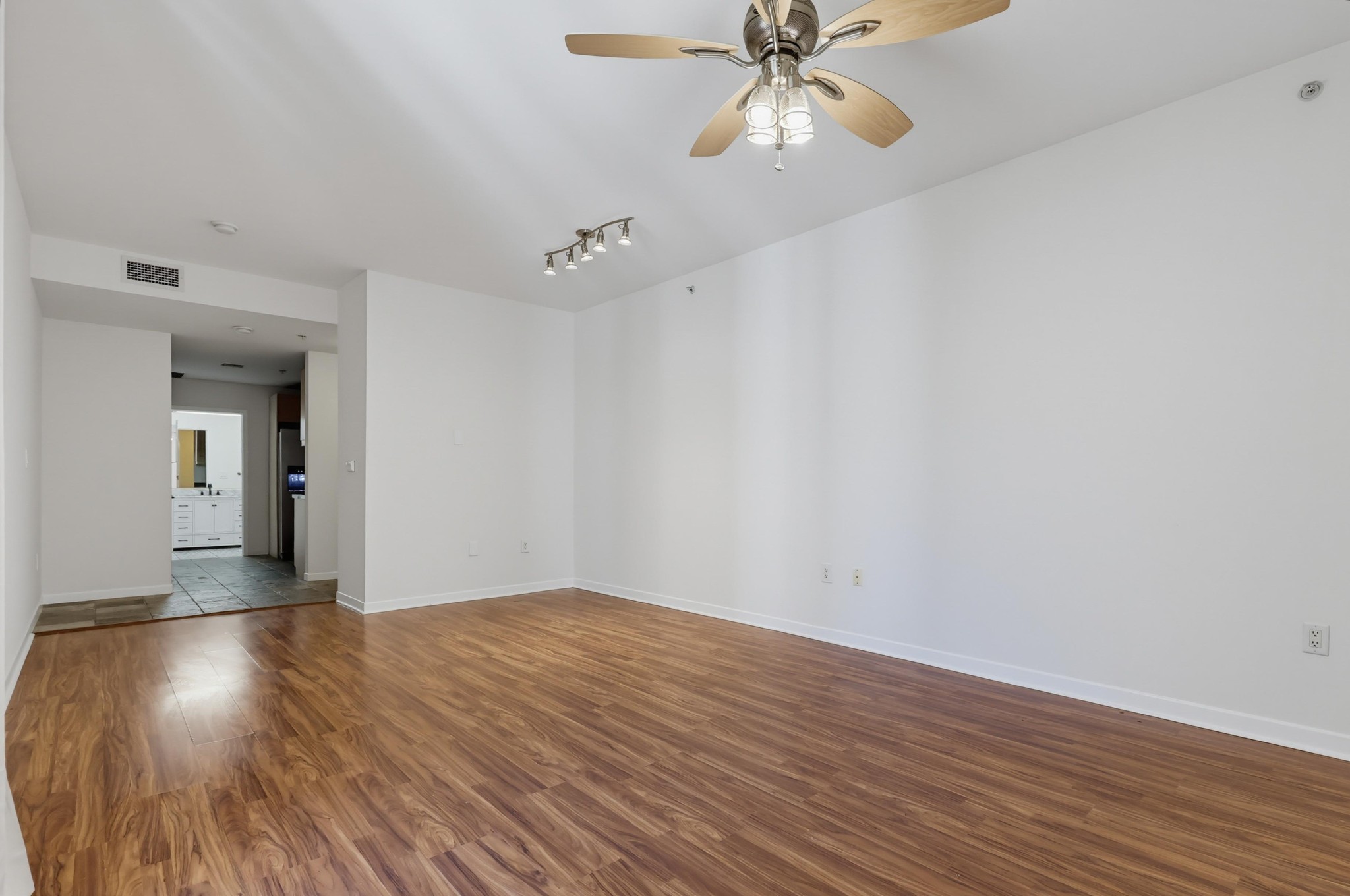 Virtual tour photo 15 of 35 for 1150 J St Unit 513