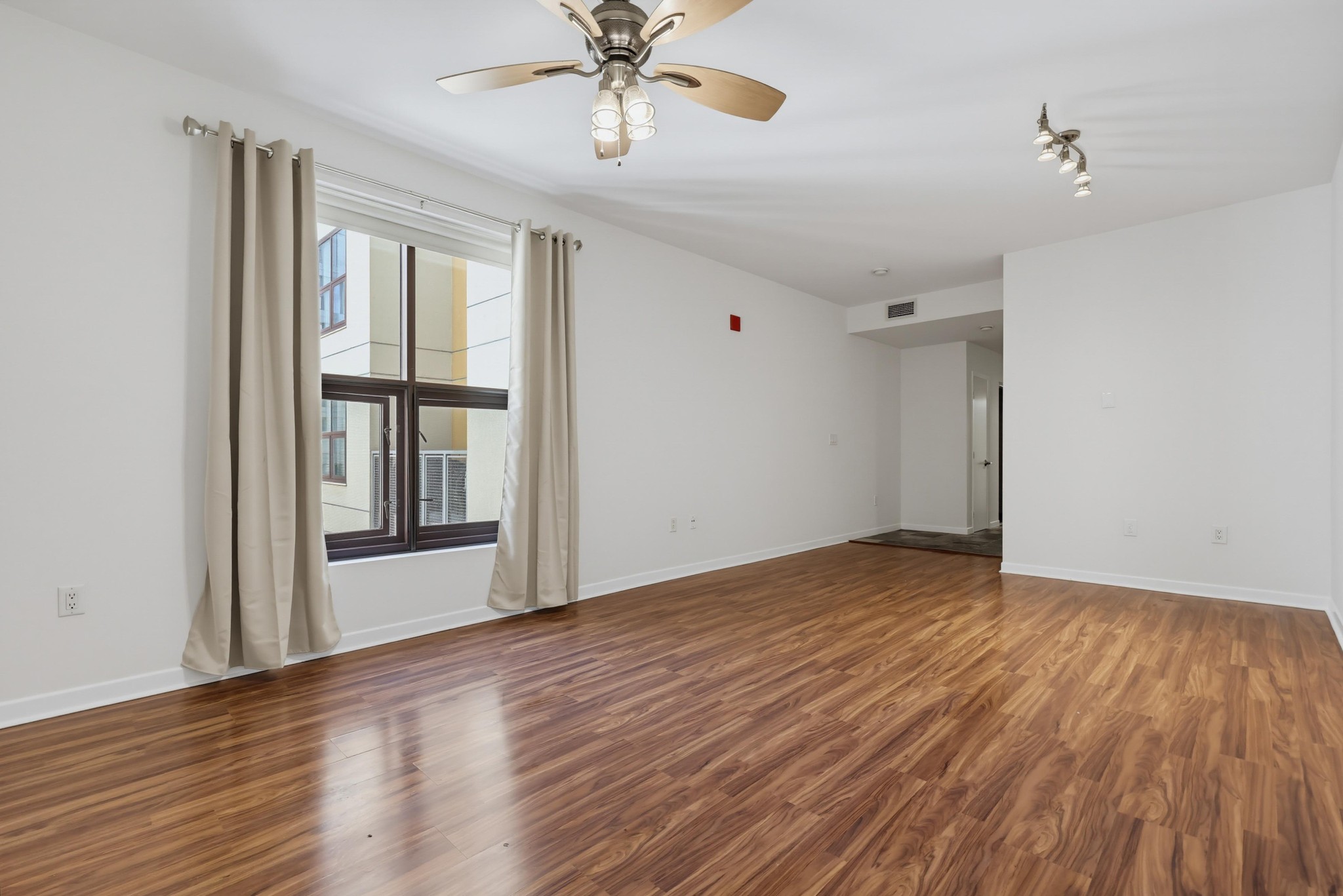 Virtual tour photo 16 of 35 for 1150 J St Unit 513