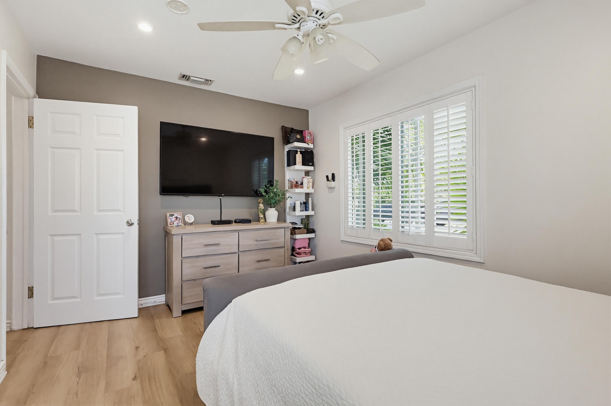 Virtual tour photo 32 of 52 for 11809 Samoline Ave
