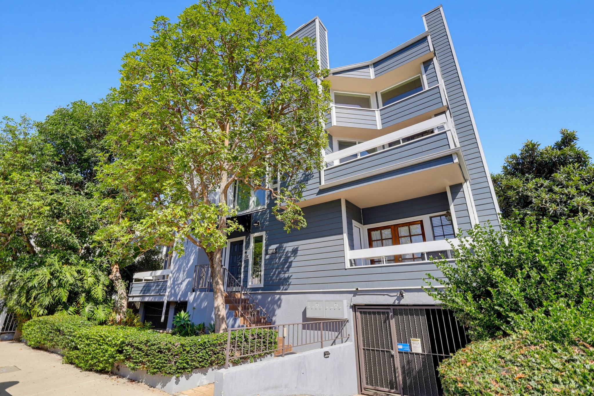 Virtual tour photo 1 of 54 for 11818 Courtleigh Dr Apt 104