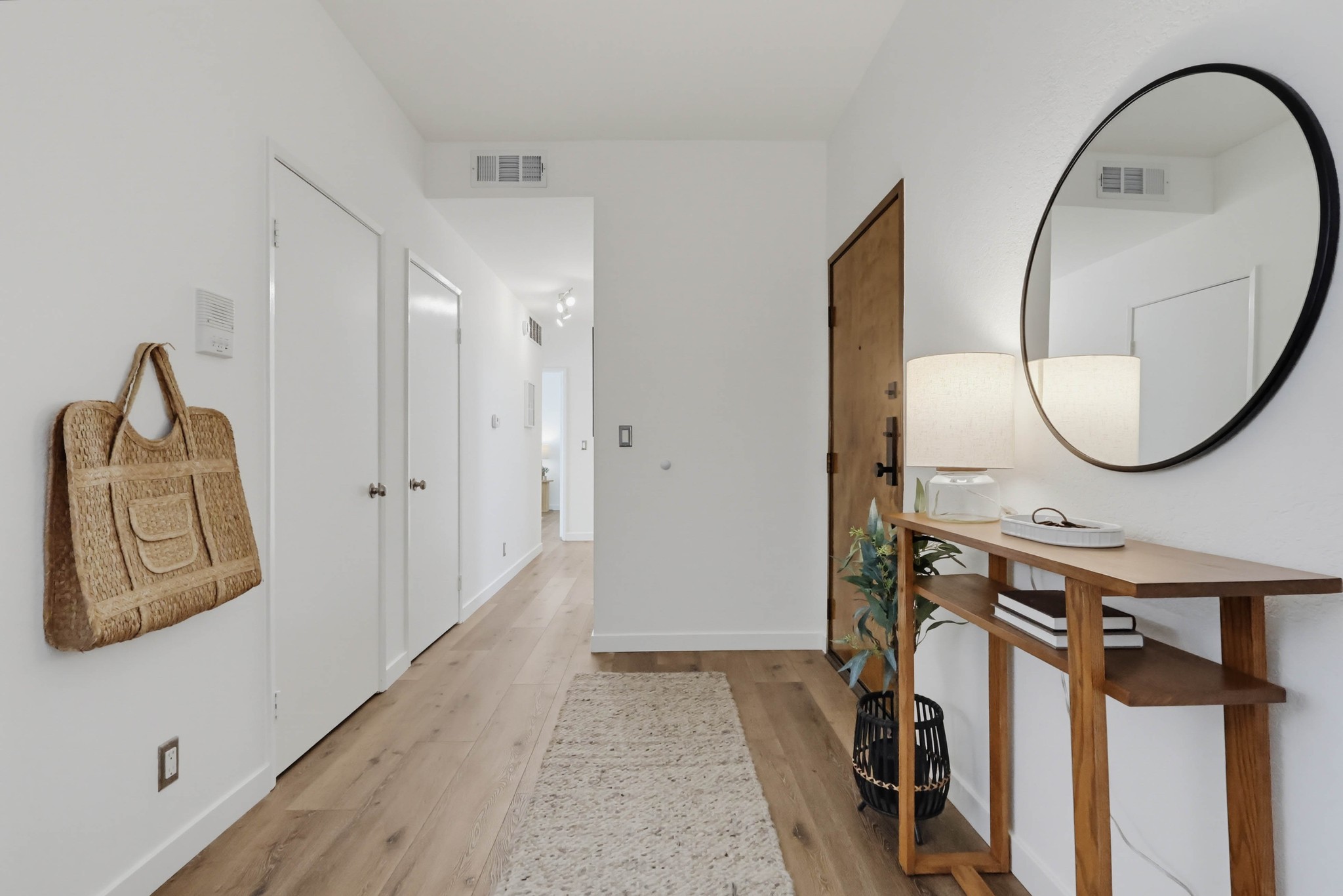 Virtual tour photo 6 of 54 for 11818 Courtleigh Dr Apt 104