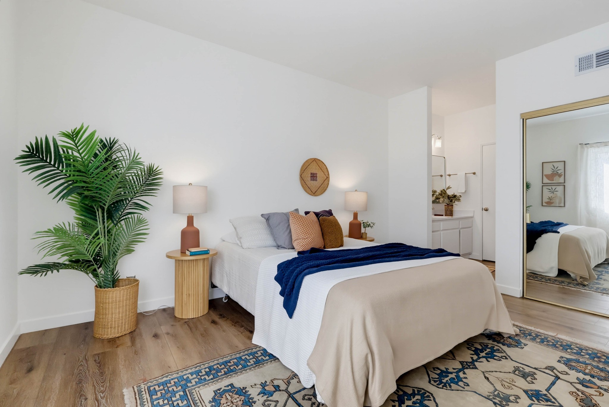 Virtual tour photo 48 of 54 for 11818 Courtleigh Dr Apt 104