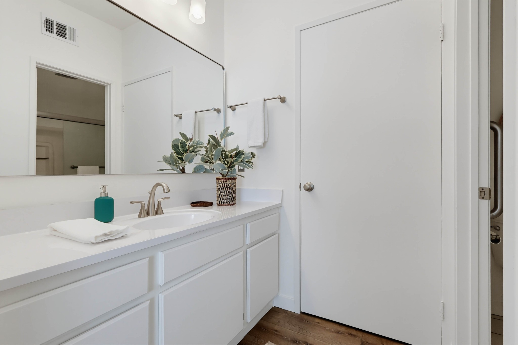 Virtual tour photo 50 of 54 for 11818 Courtleigh Dr Apt 104