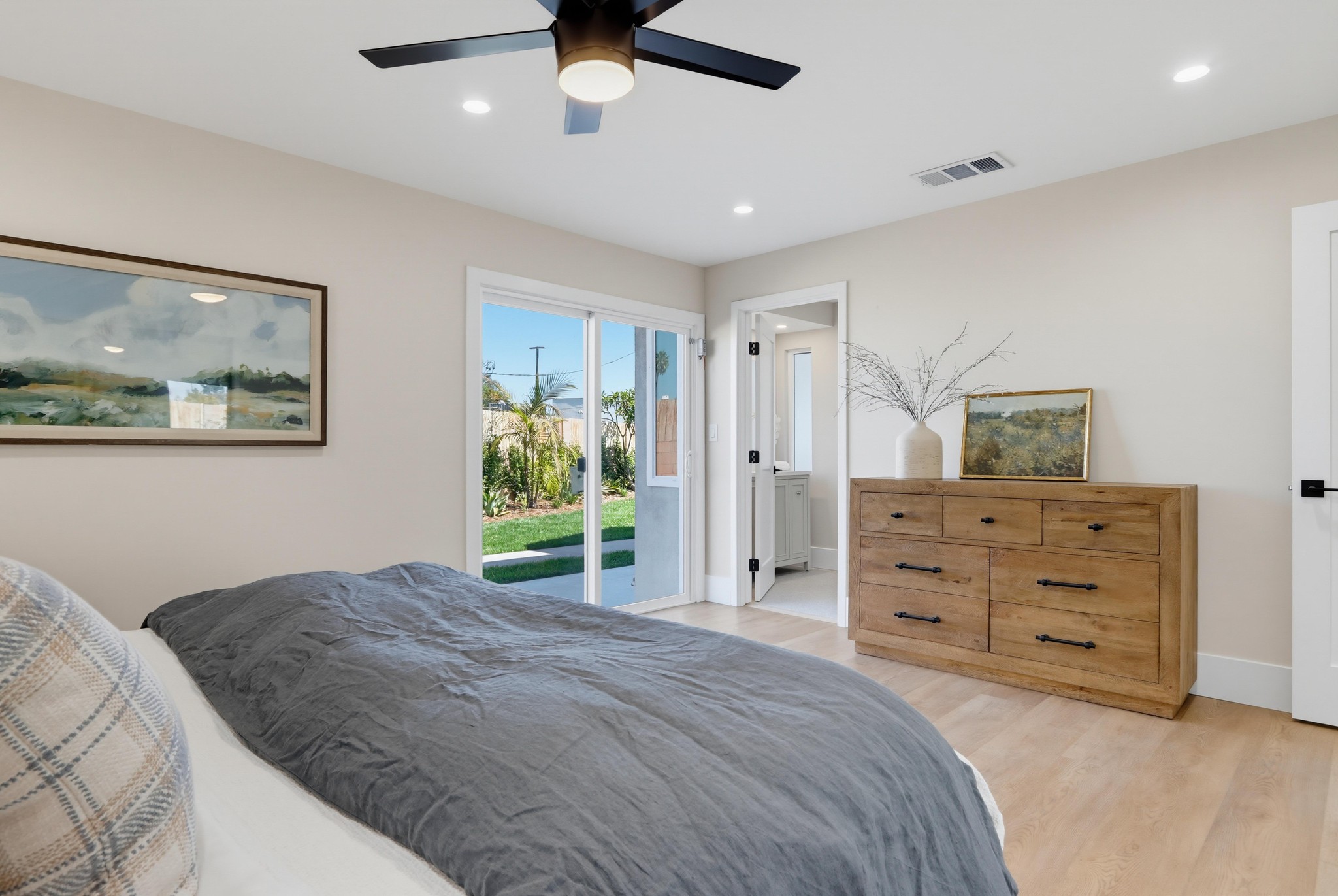 Virtual tour photo 21 of 40 for 1195 N Lincoln St