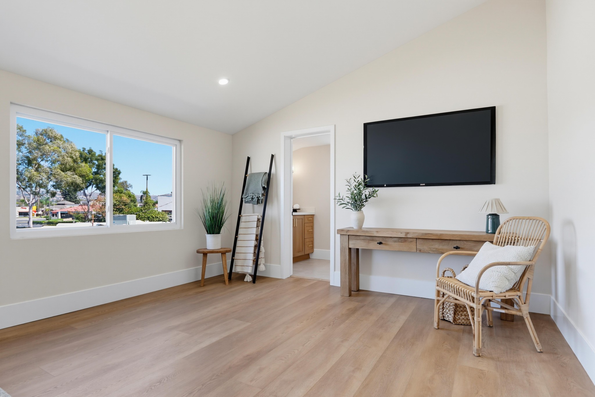 Virtual tour photo 26 of 40 for 1195 N Lincoln St