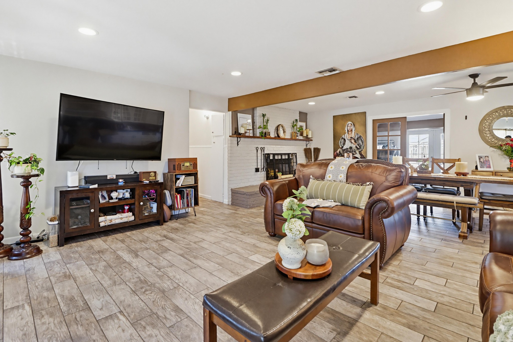 Virtual tour photo 8 of 43 for 121 S Stephanie Ln