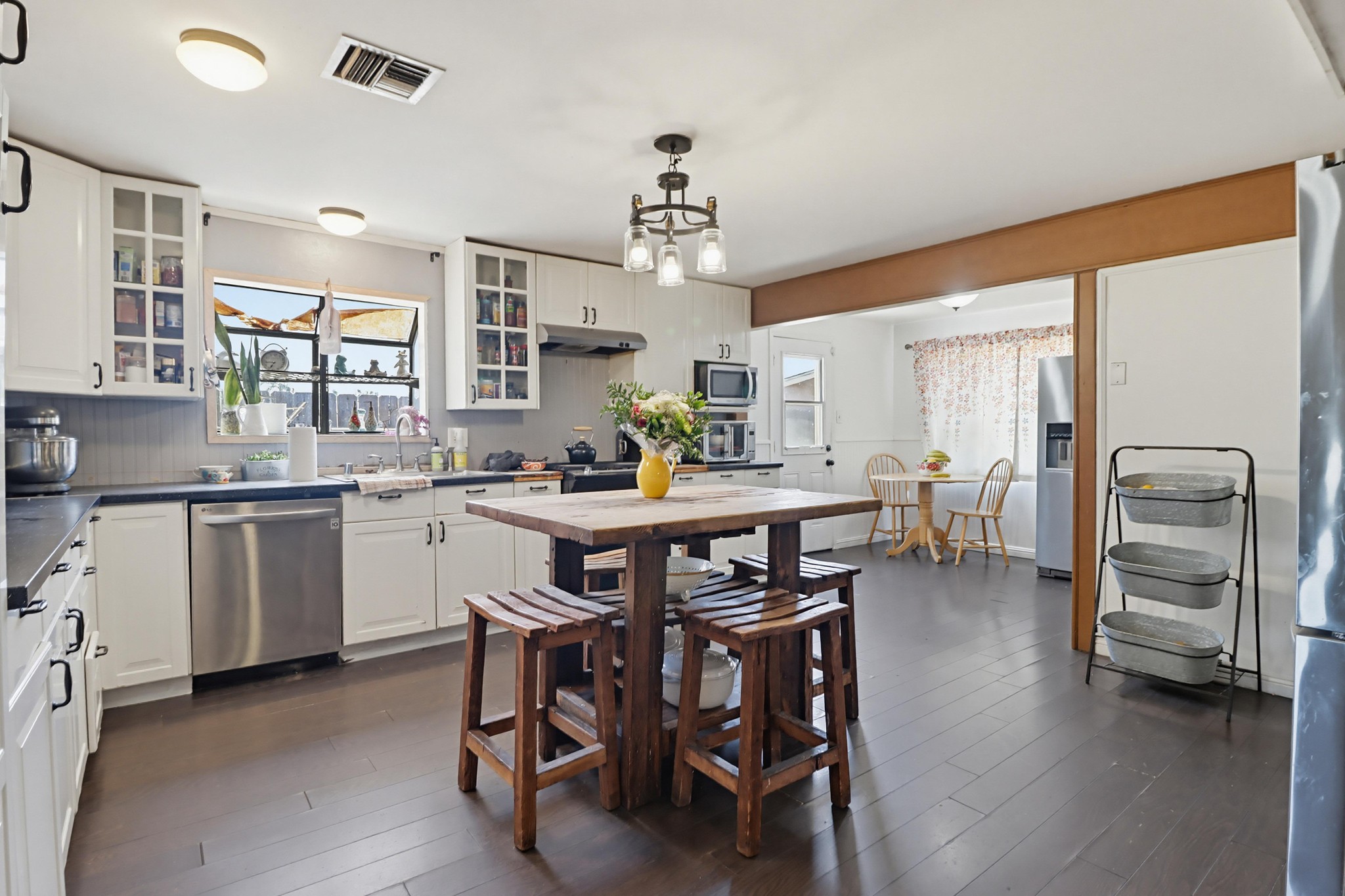 Virtual tour photo 9 of 43 for 121 S Stephanie Ln