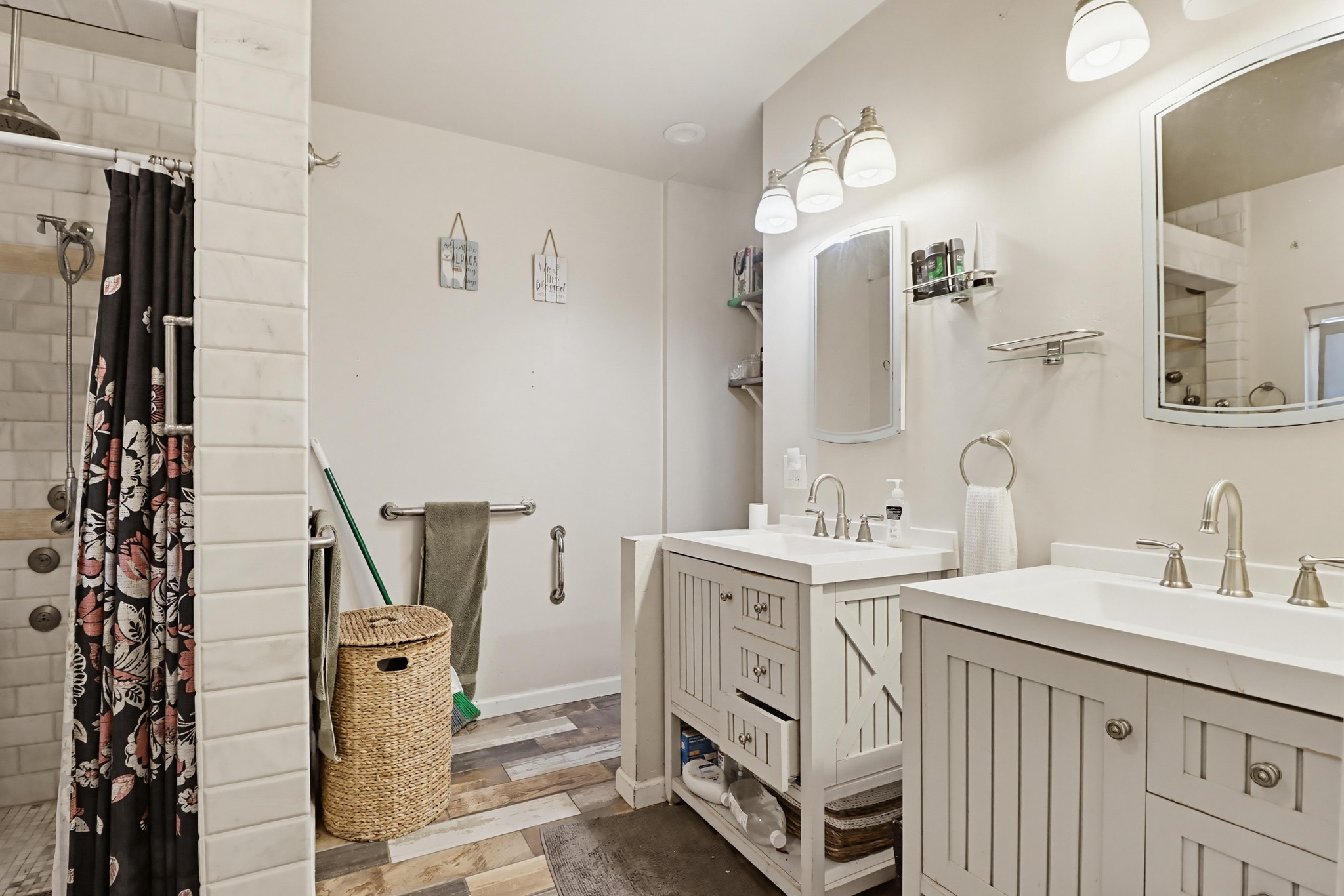 Virtual tour photo 27 of 43 for 121 S Stephanie Ln