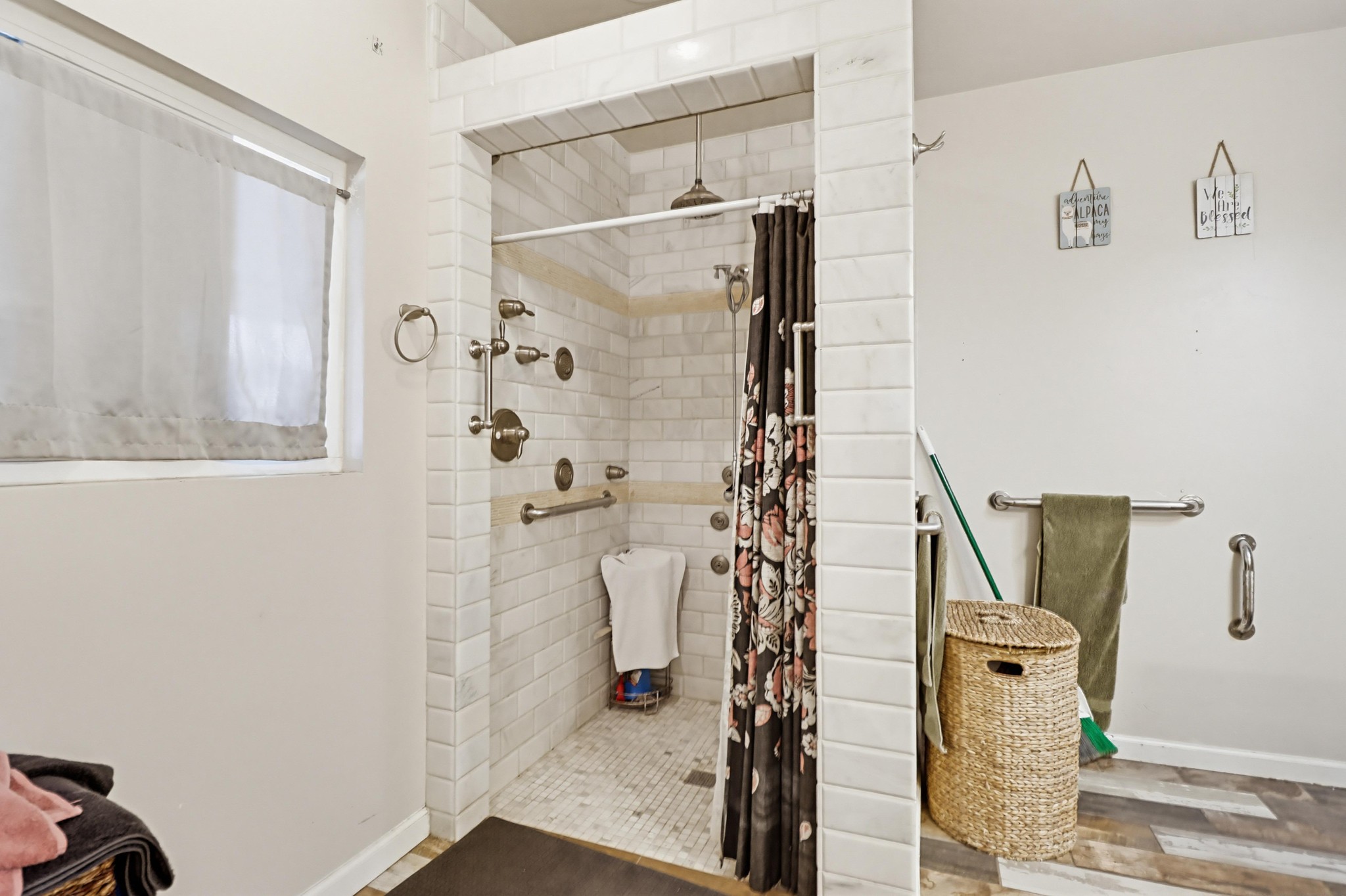 Virtual tour photo 29 of 43 for 121 S Stephanie Ln
