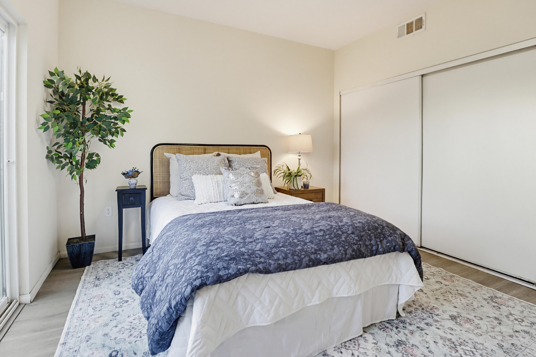 Virtual tour photo 21 of 50 for 12306 Lakeshore Dr UNIT 2