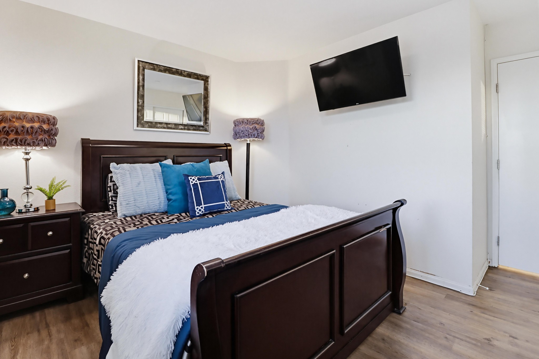 Virtual tour photo 31 of 50 for 12306 Lakeshore Dr UNIT 2