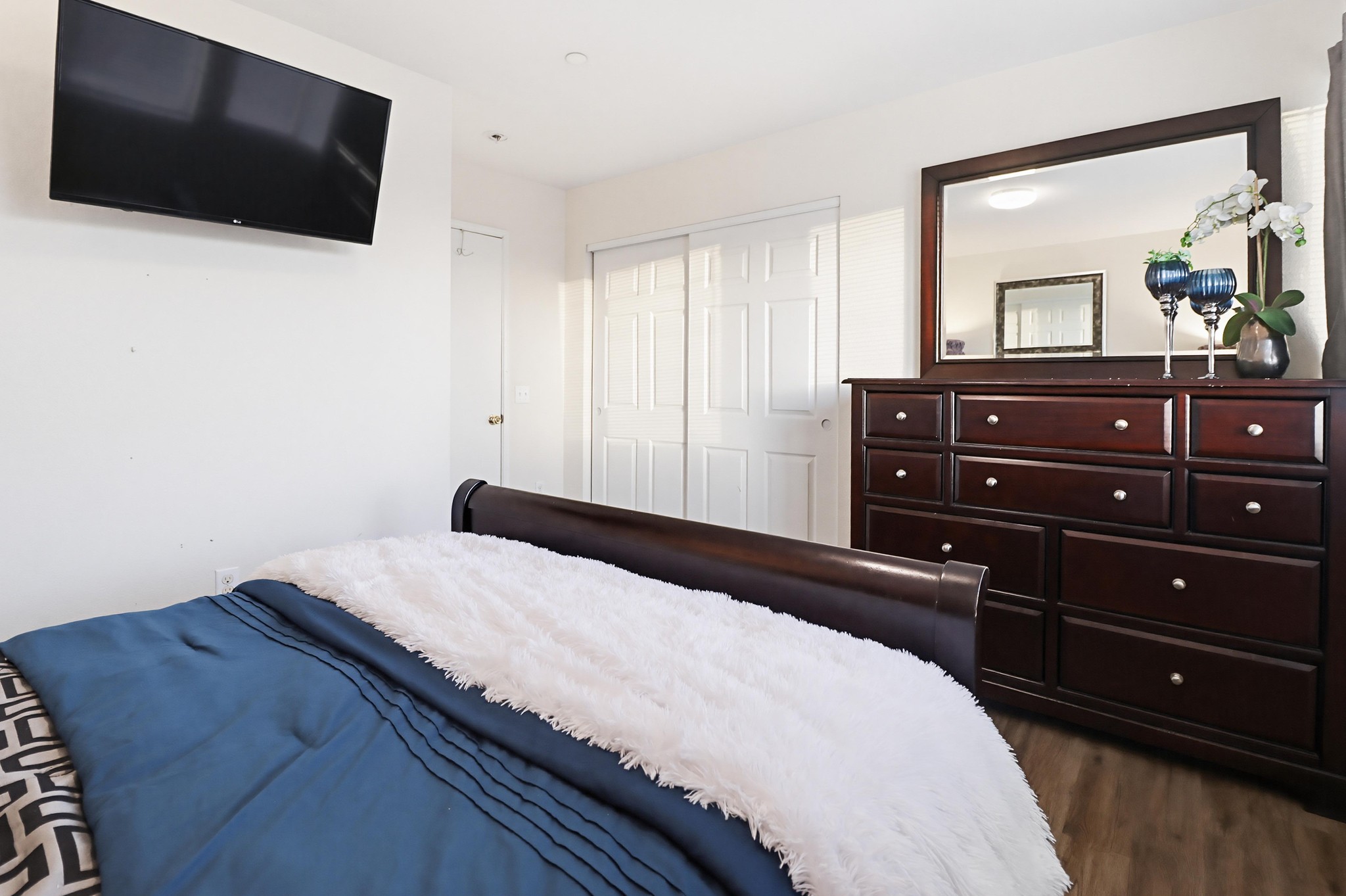 Virtual tour photo 32 of 50 for 12306 Lakeshore Dr UNIT 2