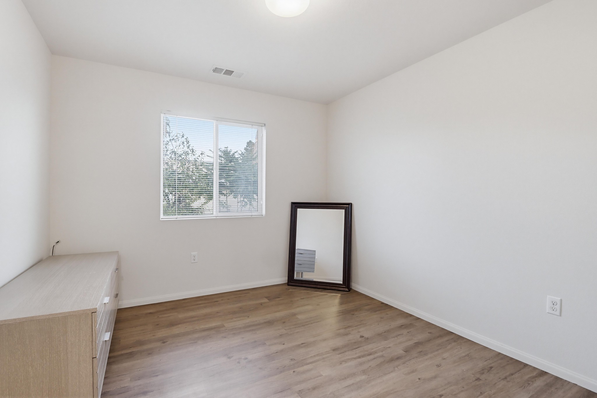 Virtual tour photo 34 of 50 for 12306 Lakeshore Dr UNIT 2