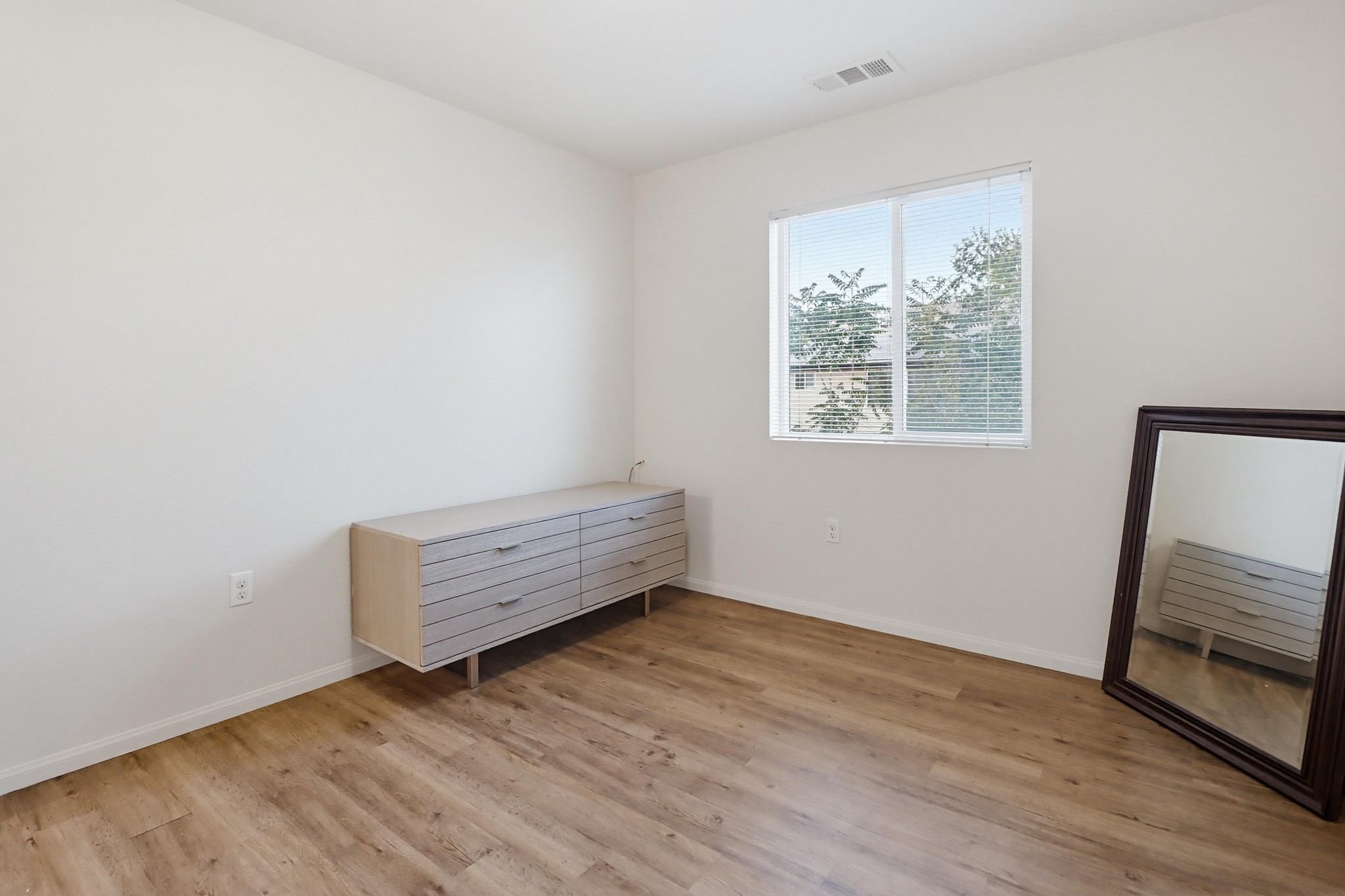 Virtual tour photo 35 of 50 for 12306 Lakeshore Dr UNIT 2