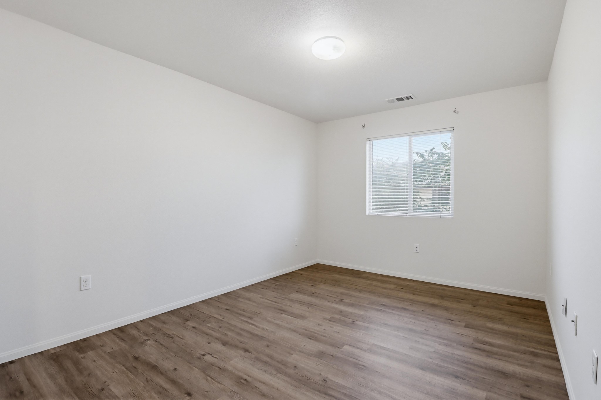 Virtual tour photo 37 of 50 for 12306 Lakeshore Dr UNIT 2