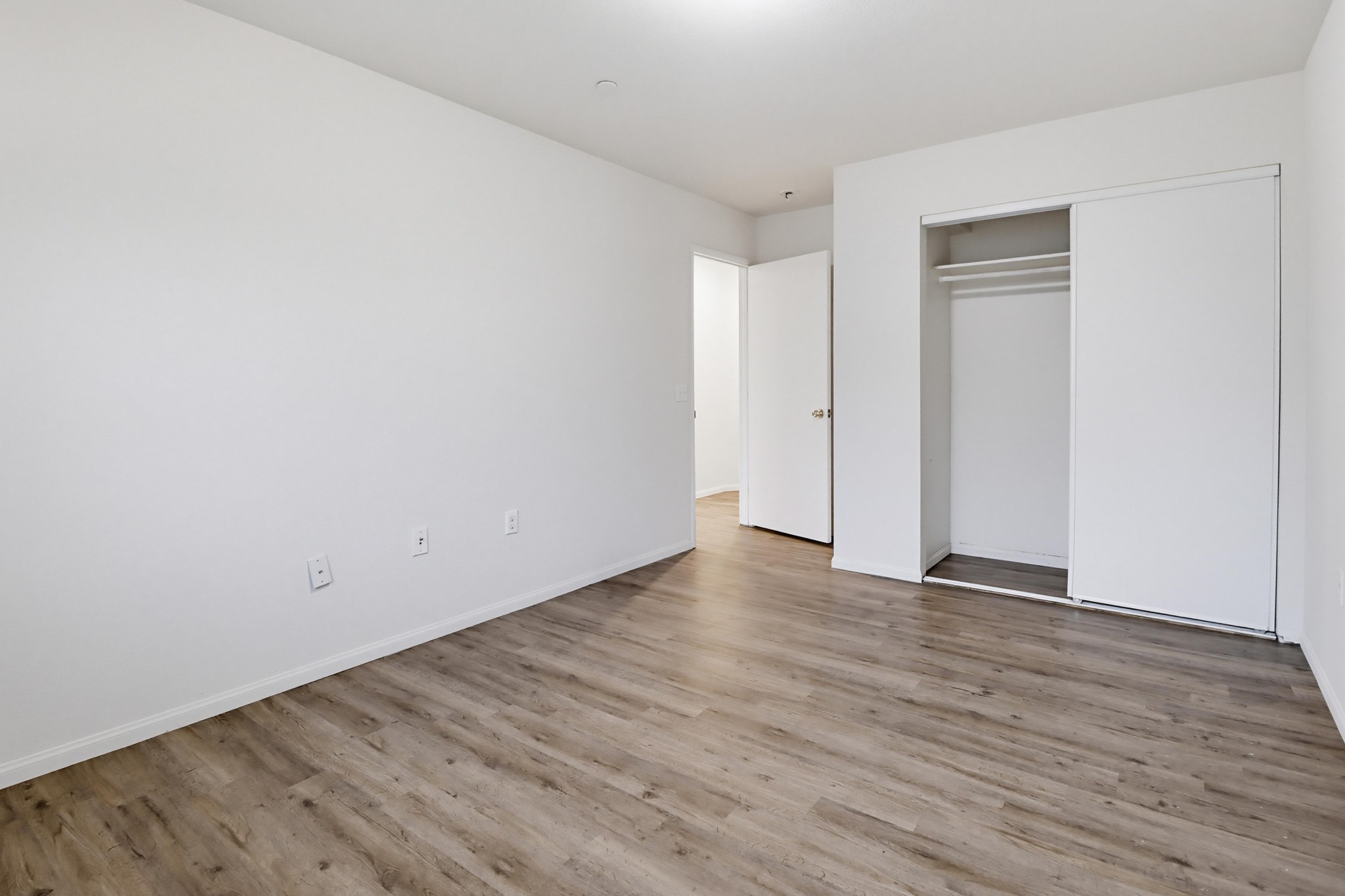 Virtual tour photo 39 of 50 for 12306 Lakeshore Dr UNIT 2