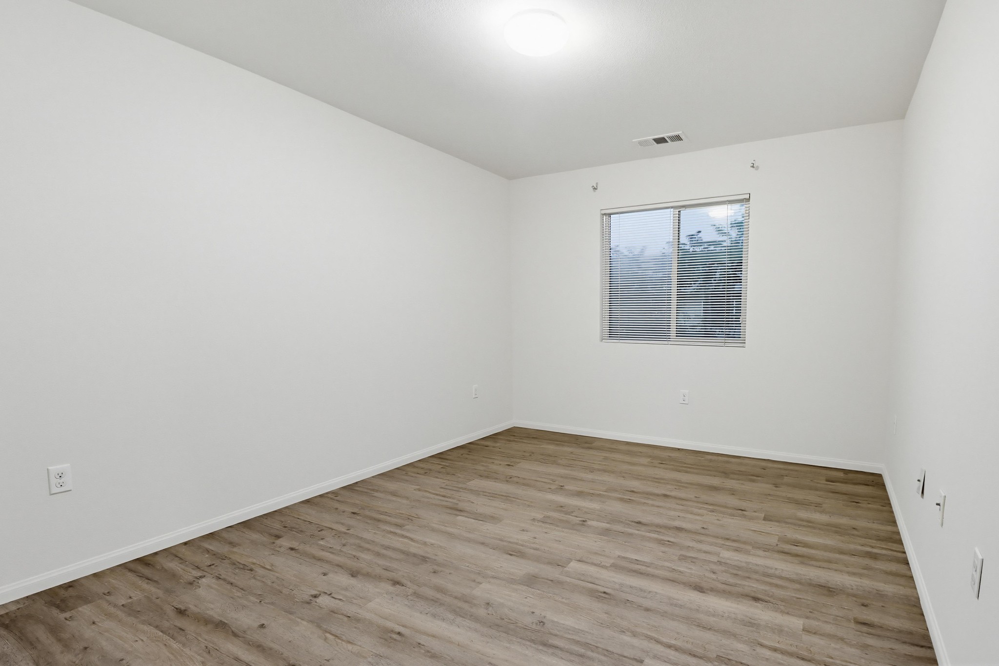 Virtual tour photo 42 of 50 for 12306 Lakeshore Dr UNIT 2