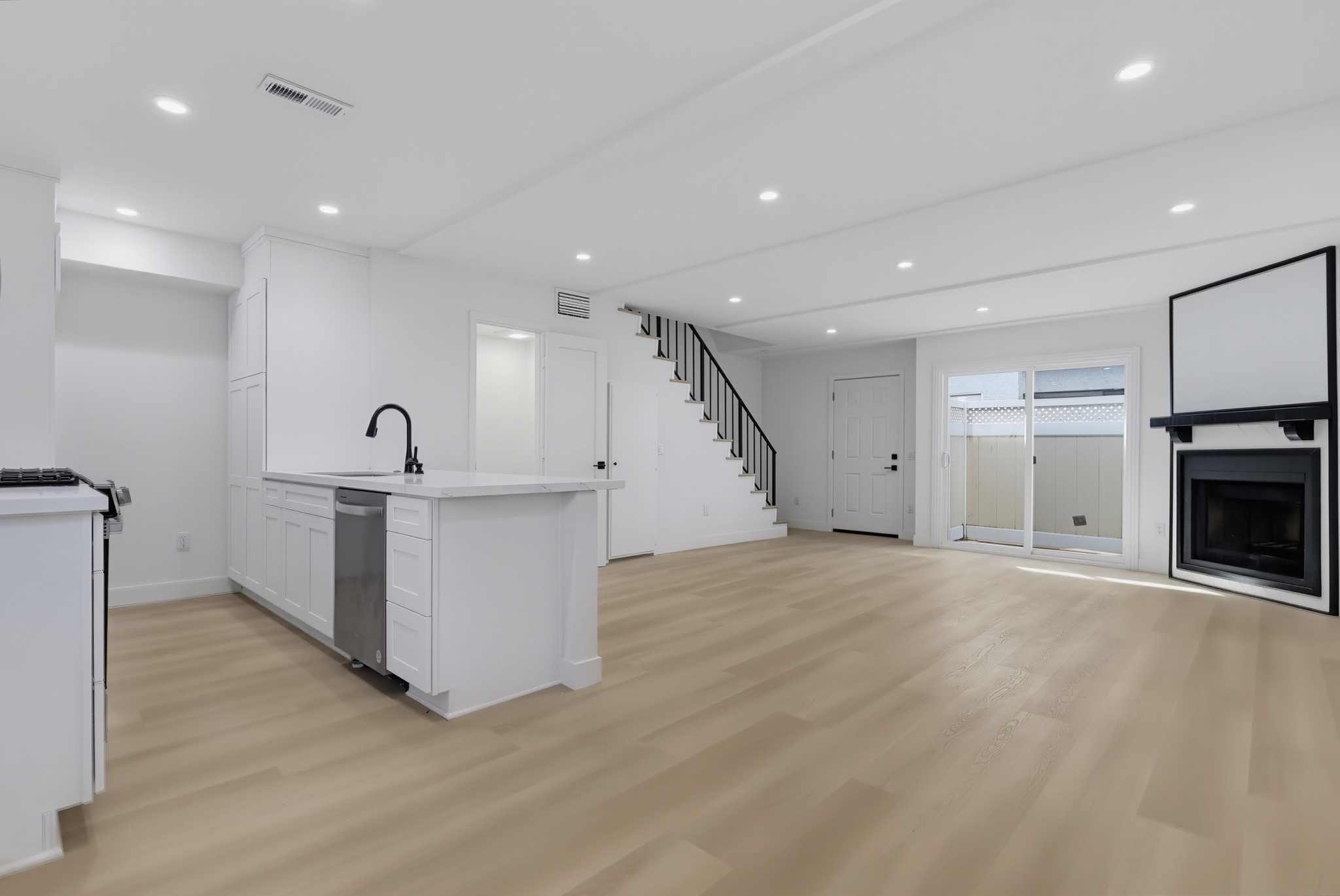 Virtual tour photo 18 of 54 for 12310 Burbank Blvd Apt 13