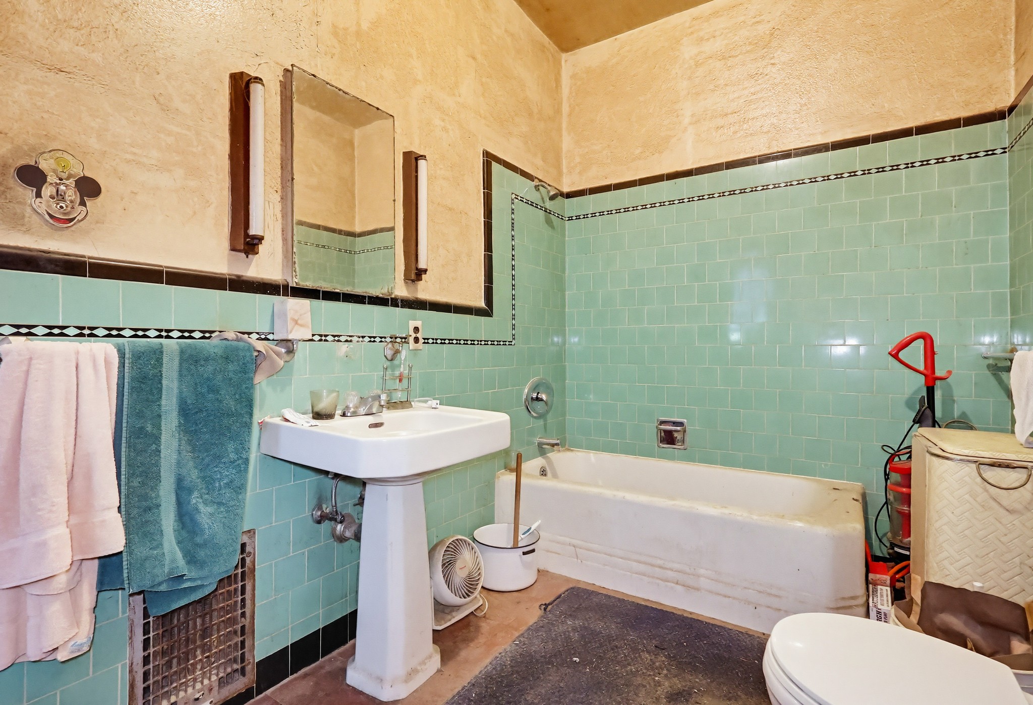 Virtual tour photo 39 of 54 for 1247 W 49th St