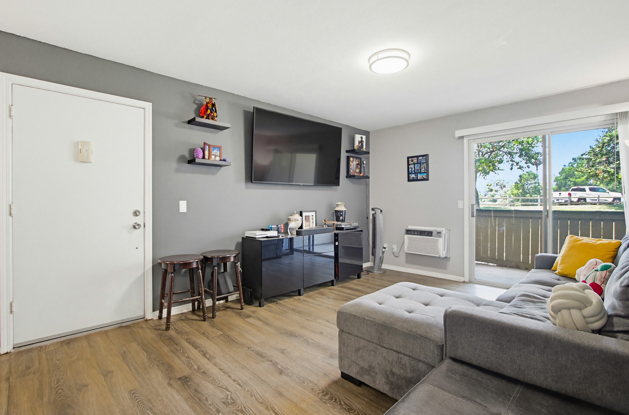 Virtual tour photo 9 of 76 for 12728 Lakeshore Dr