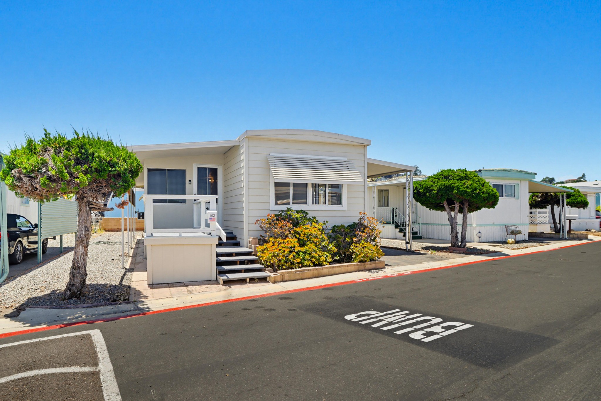 Virtual tour photo 3 of 35 for 1285 E Washington Ave Spc 102