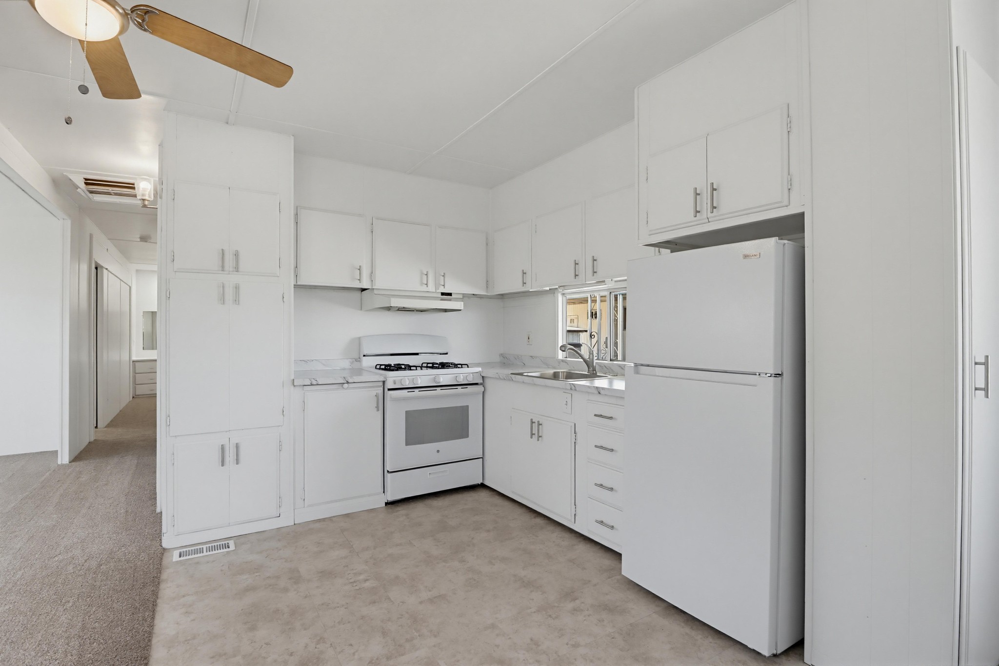 Virtual tour photo 12 of 35 for 1285 E Washington Ave Spc 102