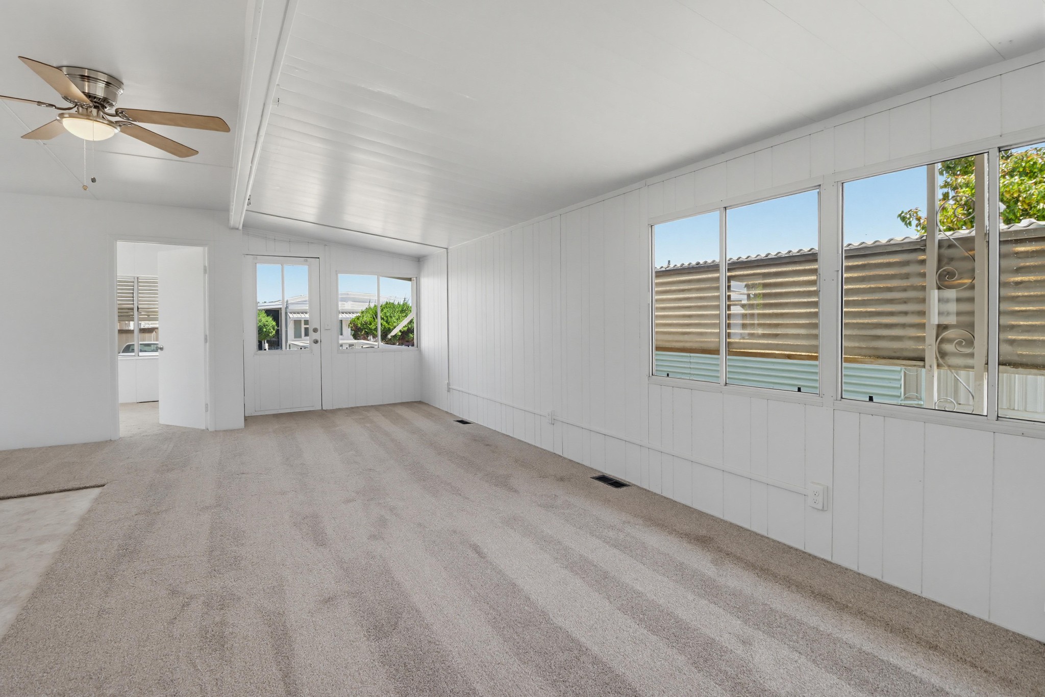 Virtual tour photo 16 of 35 for 1285 E Washington Ave Spc 102