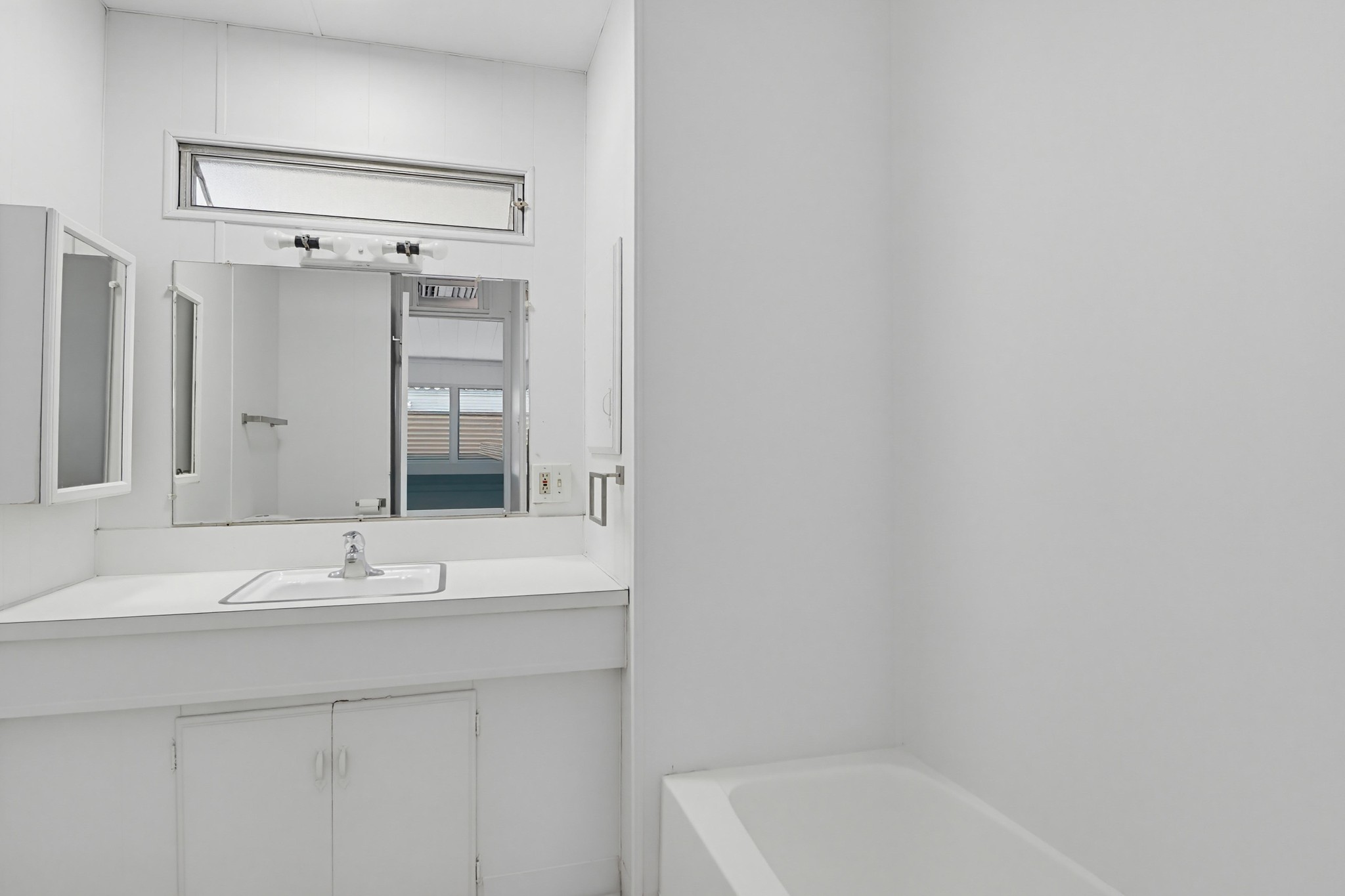 Virtual tour photo 27 of 35 for 1285 E Washington Ave Spc 102
