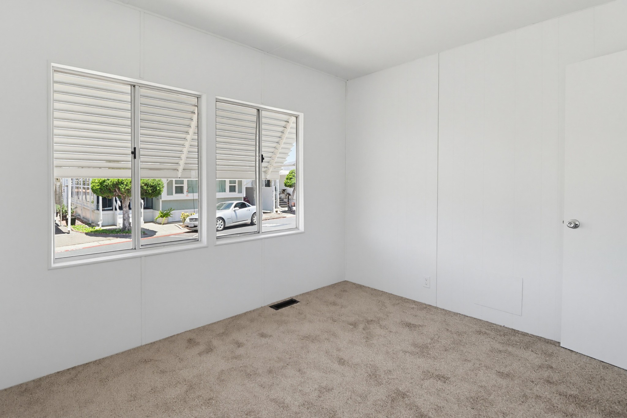 Virtual tour photo 29 of 35 for 1285 E Washington Ave Spc 102