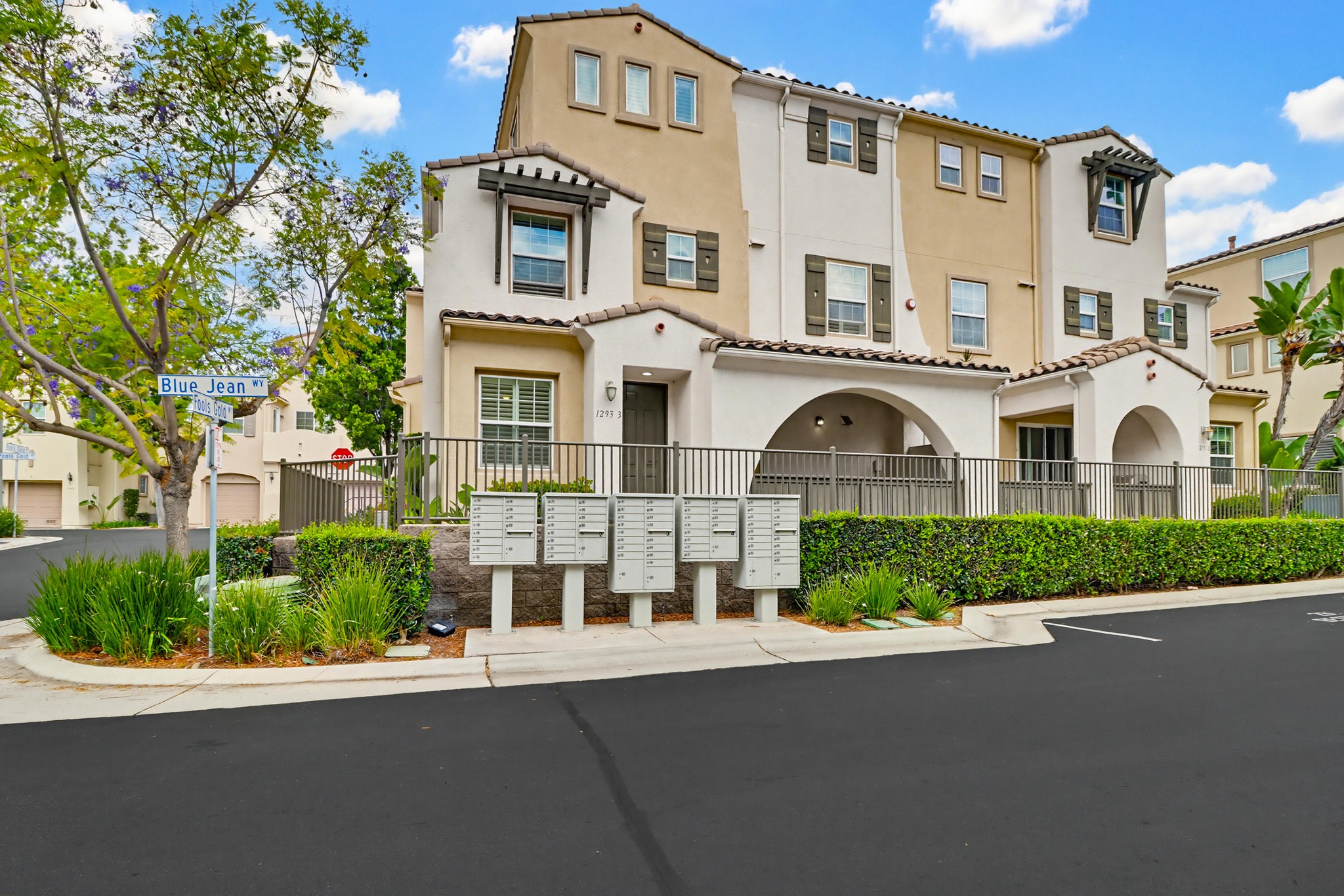 Virtual tour photo 4 of 55 for 1293 Fools Gold Wy UNIT 3