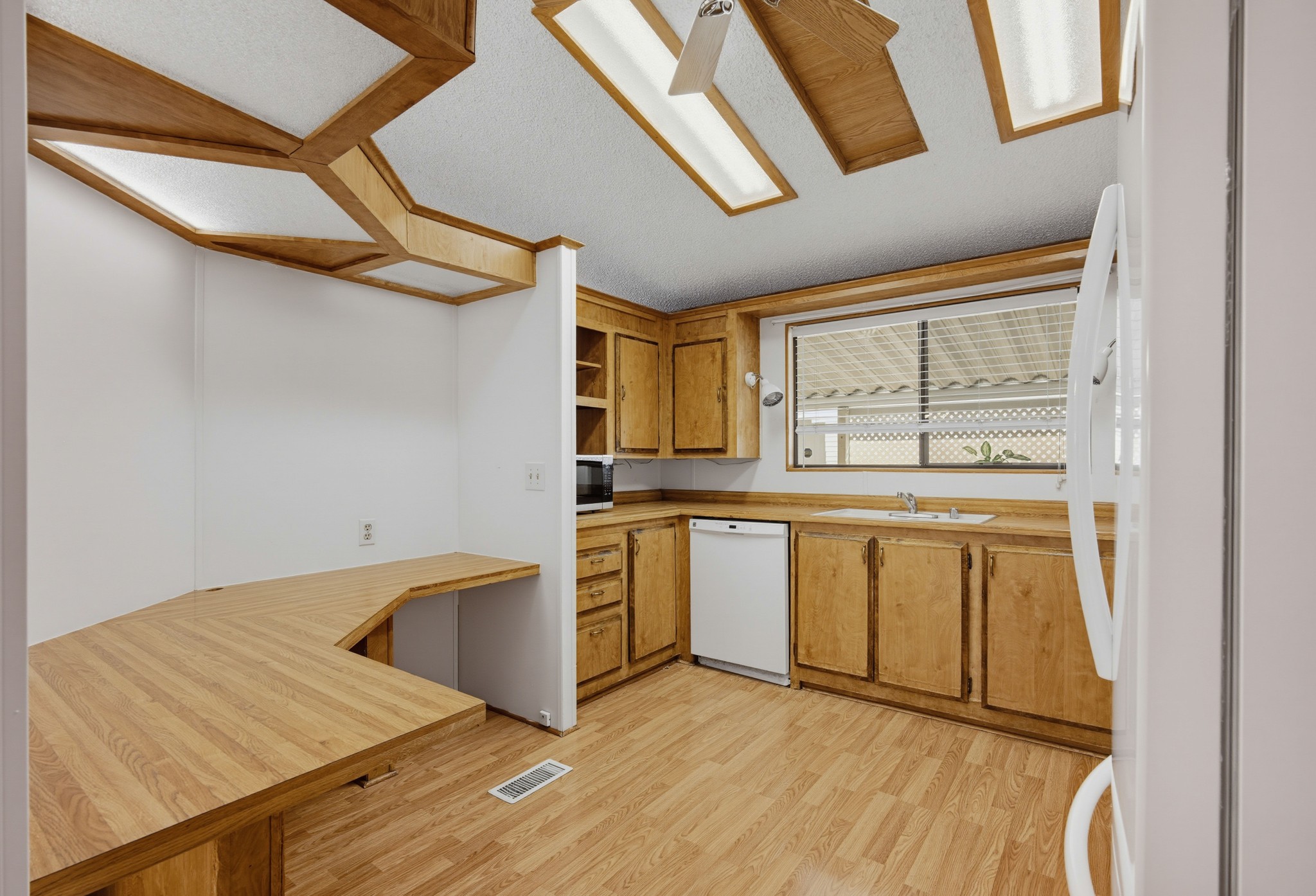 Virtual tour photo 16 of 37 for 1300 W Menlo Ave