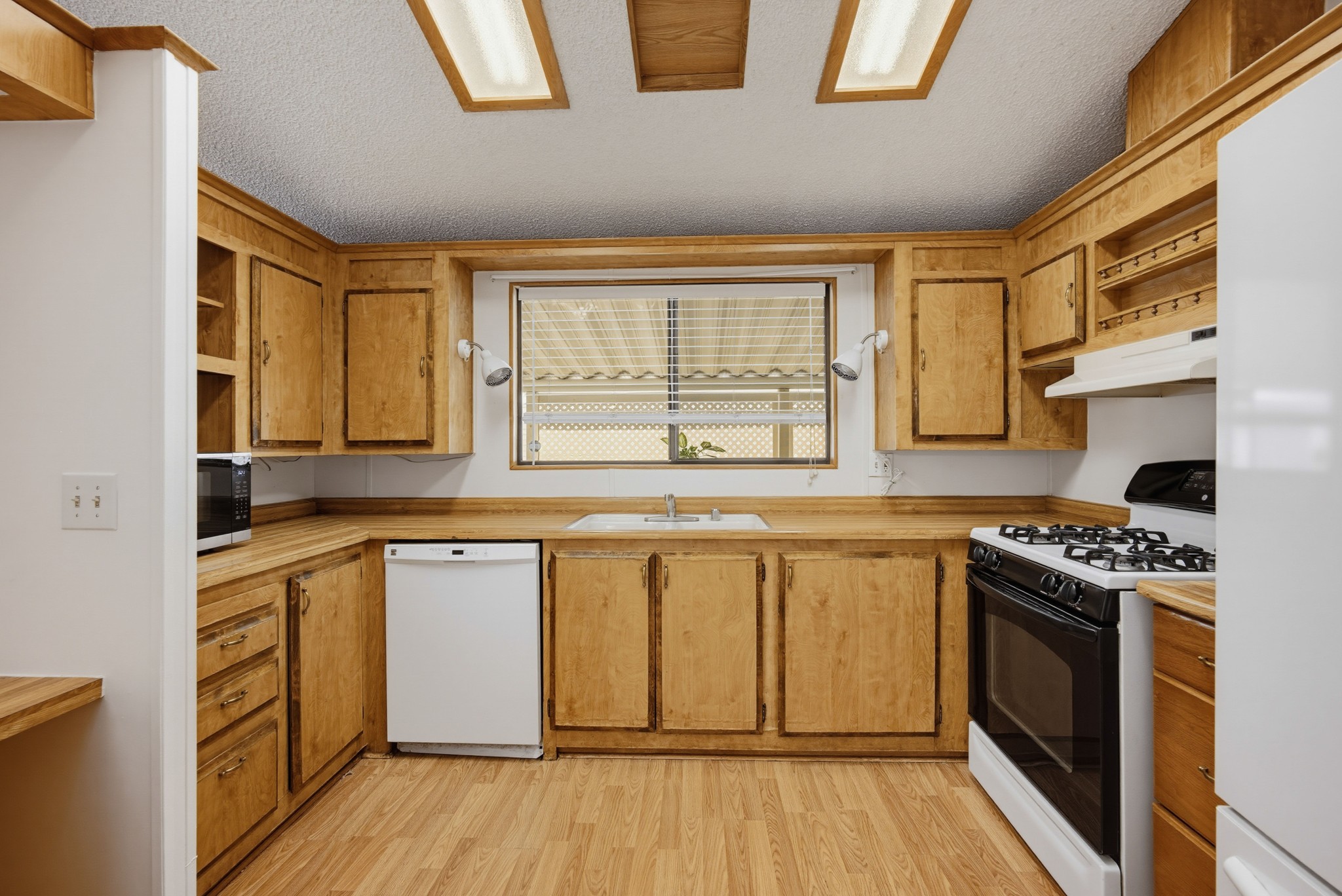 Virtual tour photo 17 of 37 for 1300 W Menlo Ave