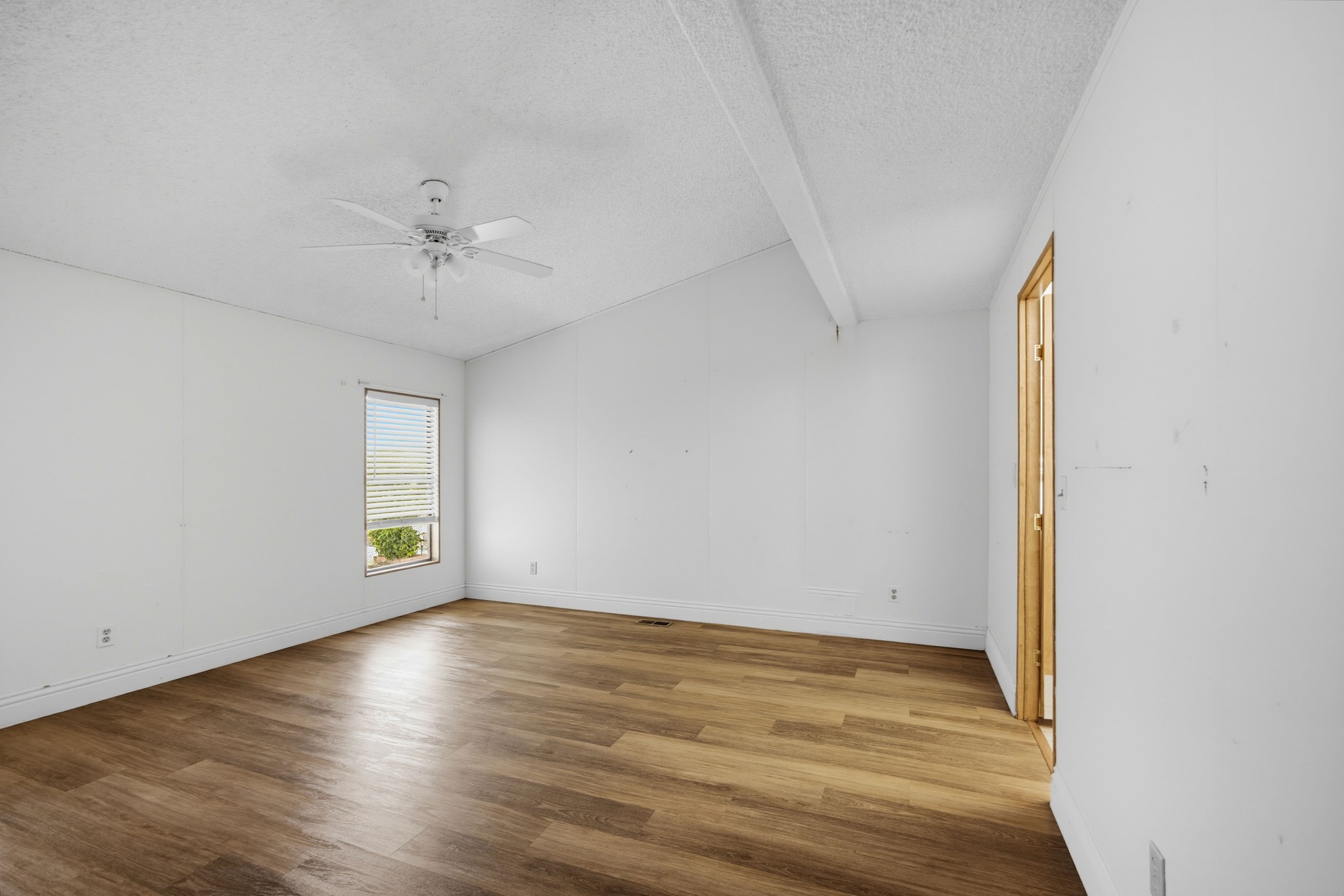 Virtual tour photo 23 of 37 for 1300 W Menlo Ave