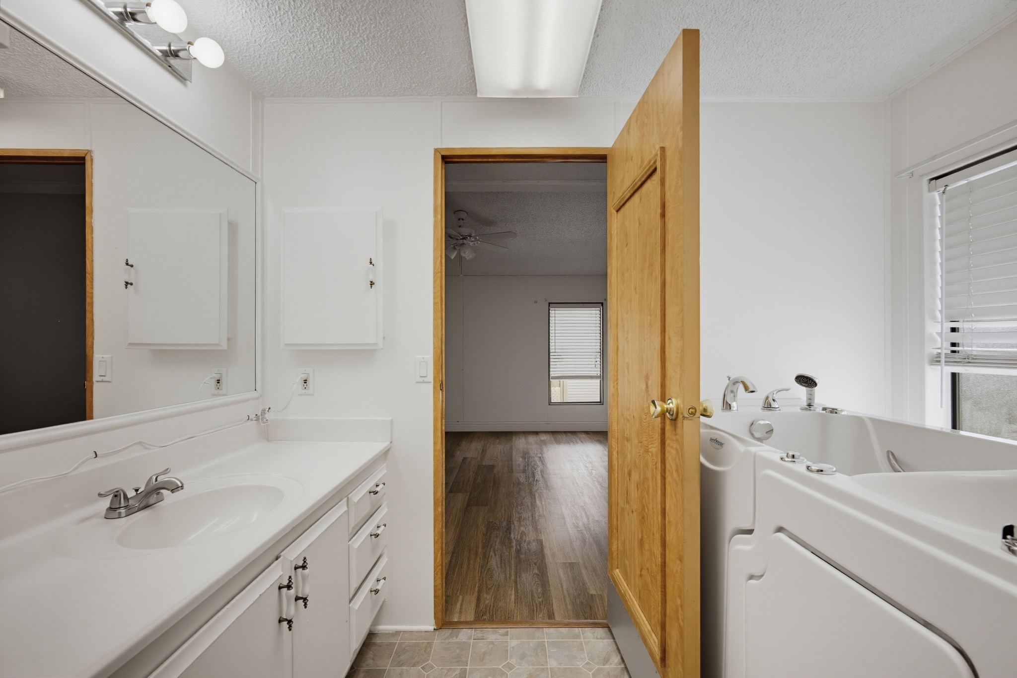 Virtual tour photo 27 of 37 for 1300 W Menlo Ave