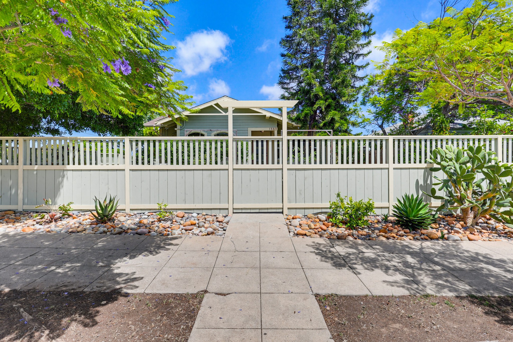 Virtual tour photo 4 of 73 for 1353 Edgemont St