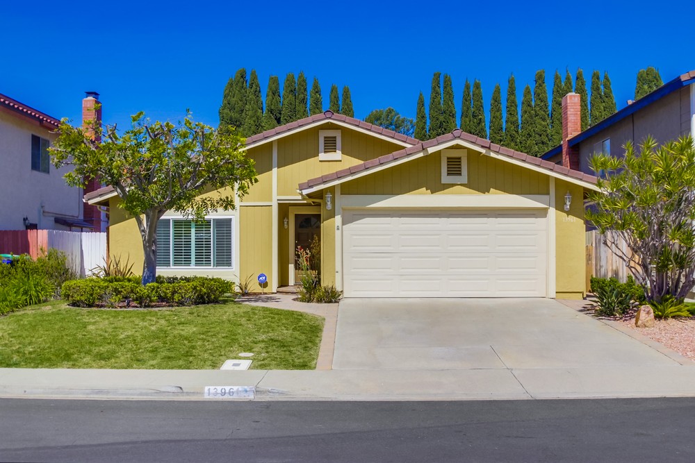 Virtual tour photo 1 of 54 for 13961 Barrymore St