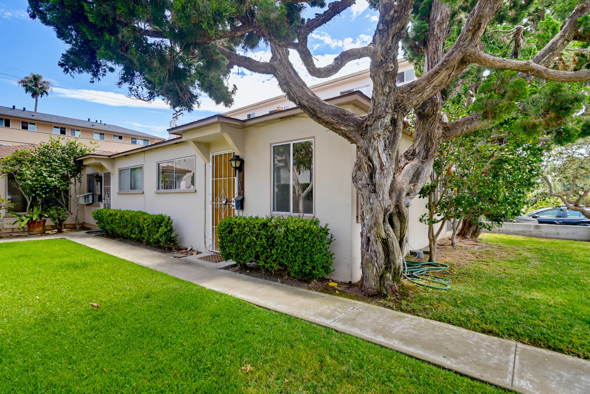 Virtual tour photo 4 of 49 for 1449-53 Oliver Ave