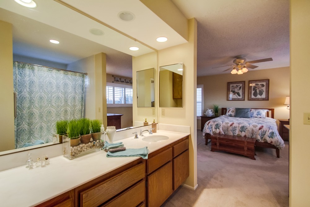 Virtual tour photo 27 of 32 for 14613 Thebes St