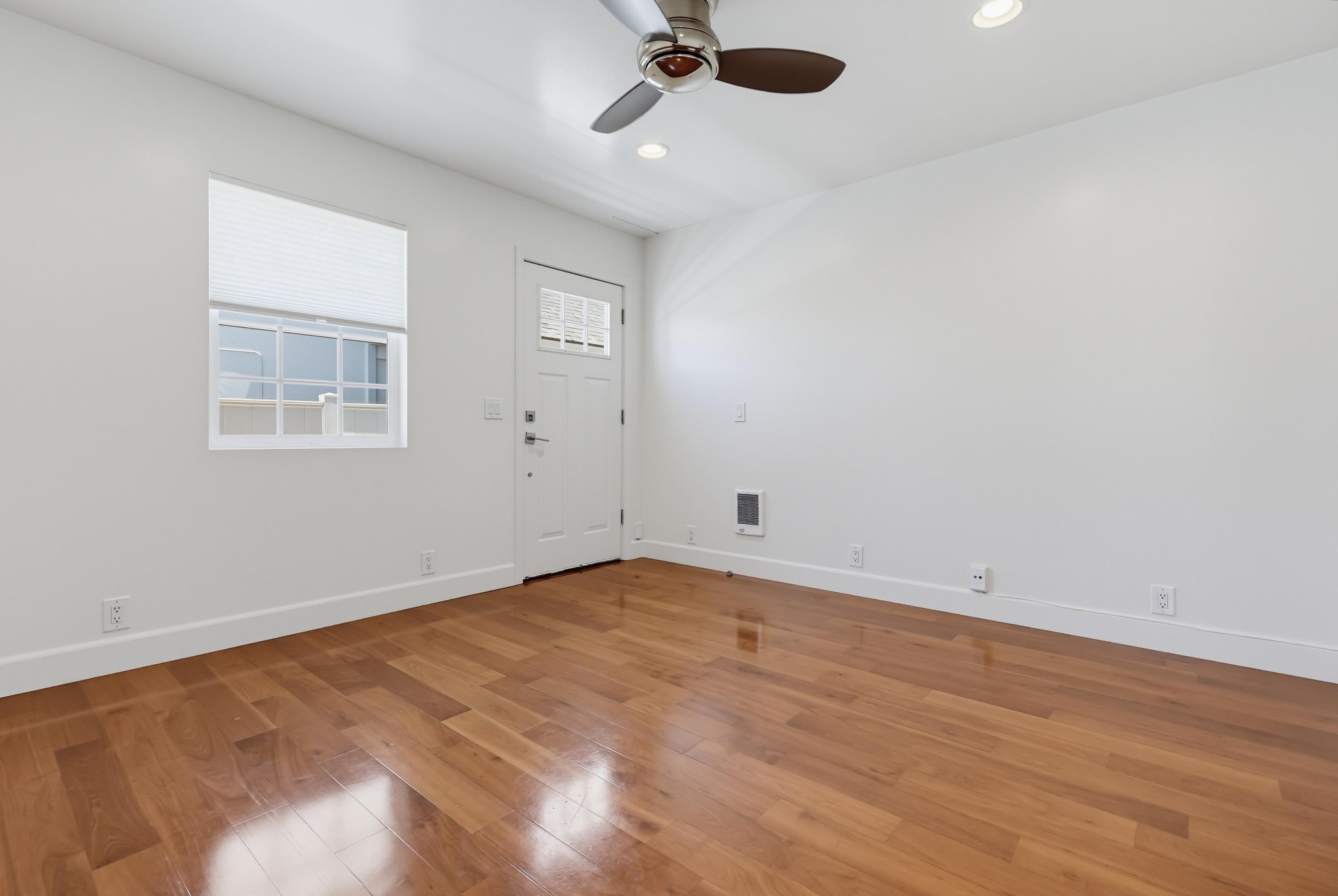 Virtual tour photo 12 of 35 for 1470 Rosecrans St #2