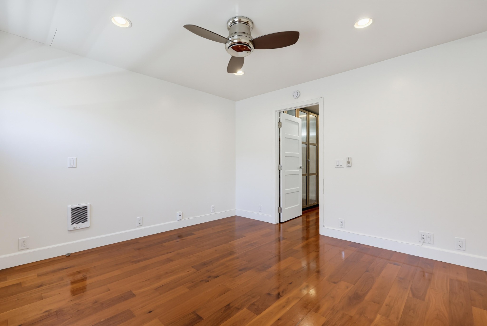 Virtual tour photo 13 of 35 for 1470 Rosecrans St #2