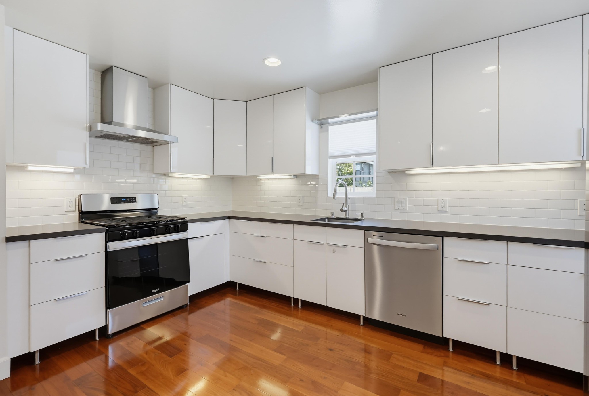 Virtual tour photo 16 of 35 for 1470 Rosecrans St #2