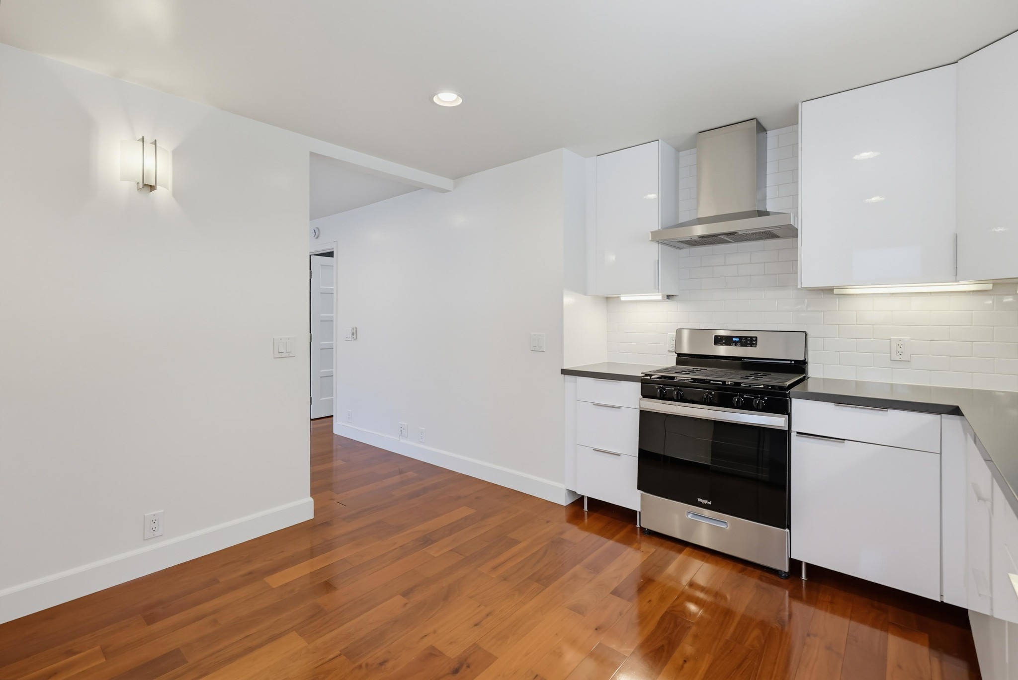 Virtual tour photo 17 of 35 for 1470 Rosecrans St #2