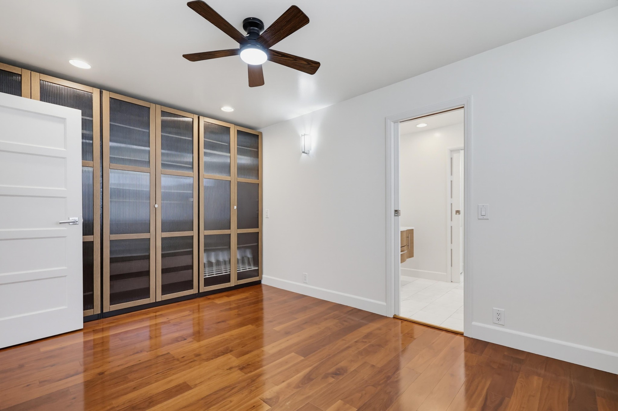 Virtual tour photo 21 of 35 for 1470 Rosecrans St #2