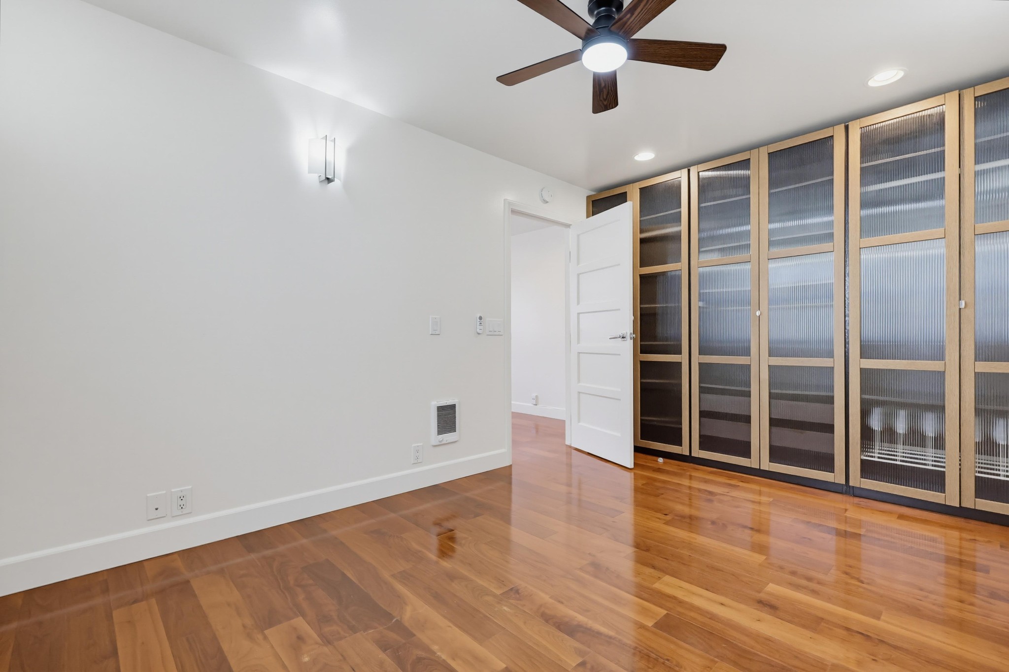 Virtual tour photo 23 of 35 for 1470 Rosecrans St #2