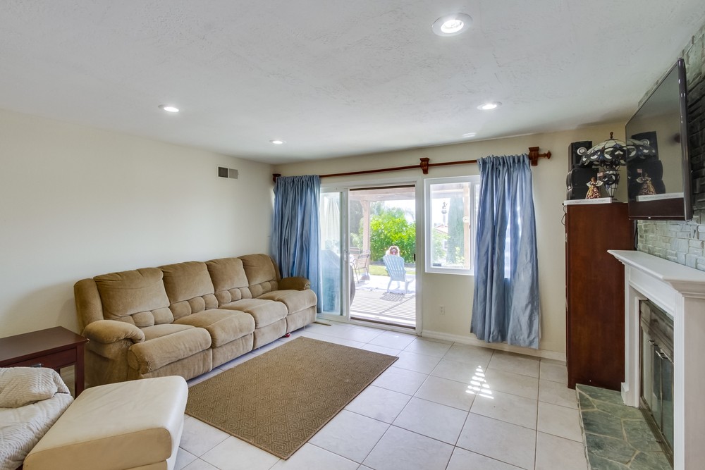 Virtual tour photo 10 of 33 for 14835 Priscilla St