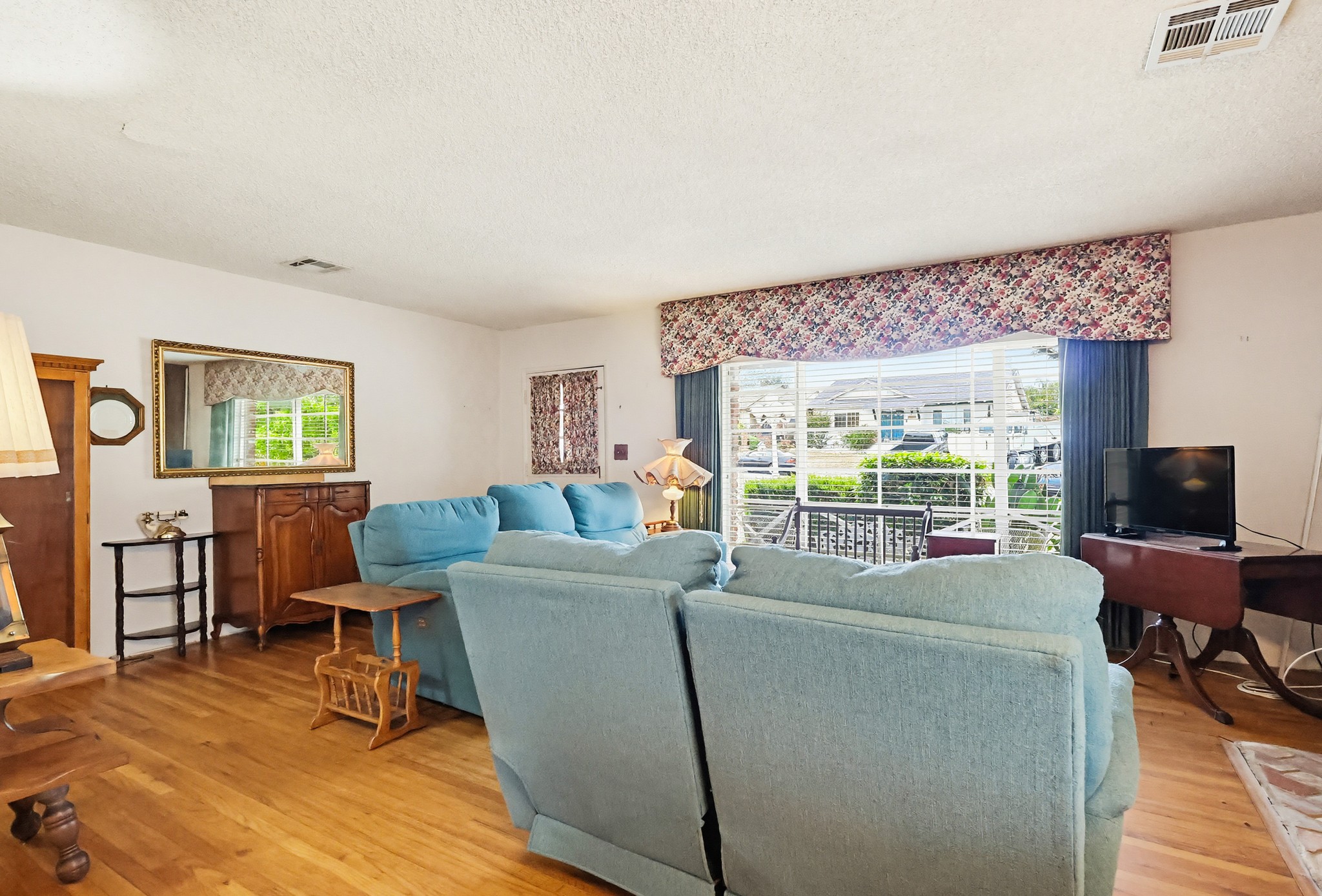 Virtual tour photo 10 of 76 for 1509 W Santa Cruz St